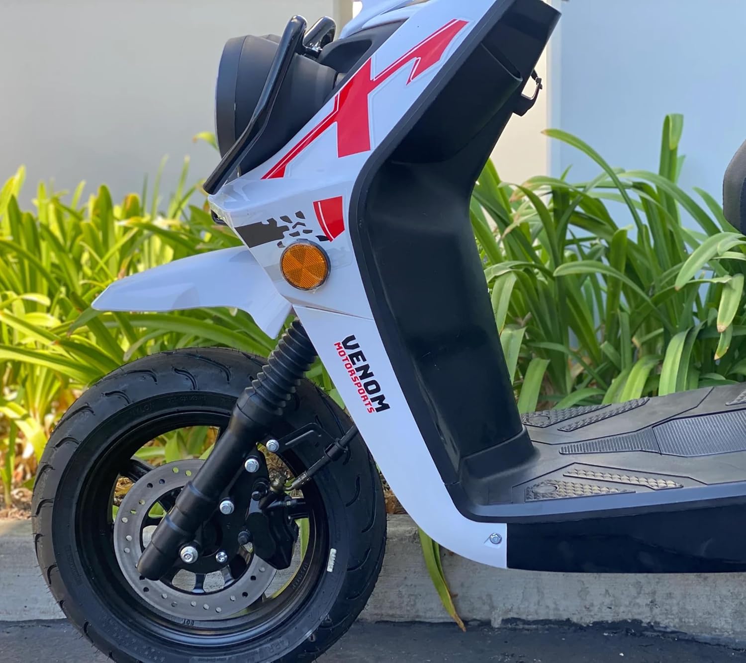 Venom E-Moped 2000W Brushless Motor 72V Lead-Acid Battery | 30-50 Mile Range | Hydraulic Disk Brakes | Solid Suspension | 32