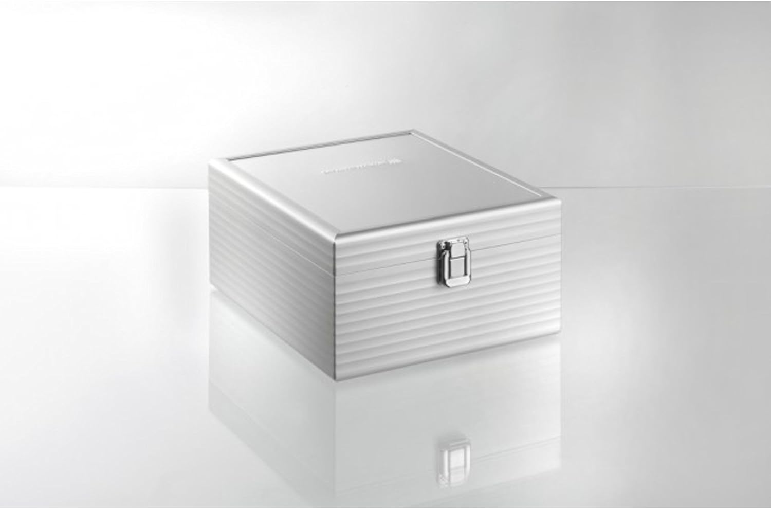 beyerdynamic T 5 p (2nd generation) over-ear stereo headphones. Enclosed design, pluggable cable, high-end