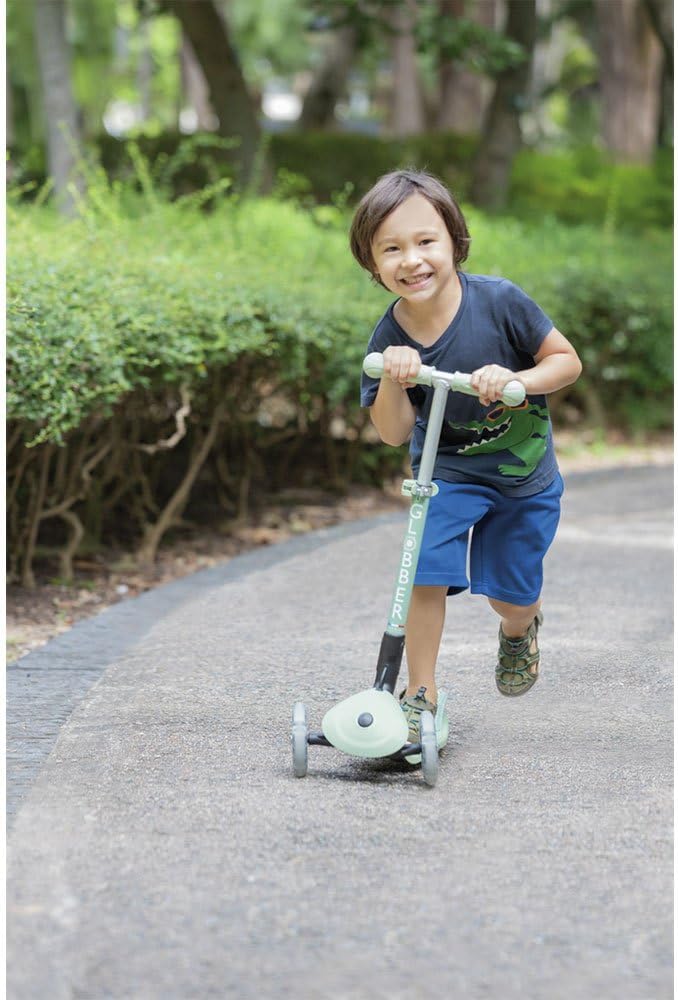 Globber Junior Foldable Fantasy Lights, 3-Wheel Scooter from 2 Years with LED Front Wheels, Height Adjustable Handlebars and Patented Folding System, Supports up to 50 kg