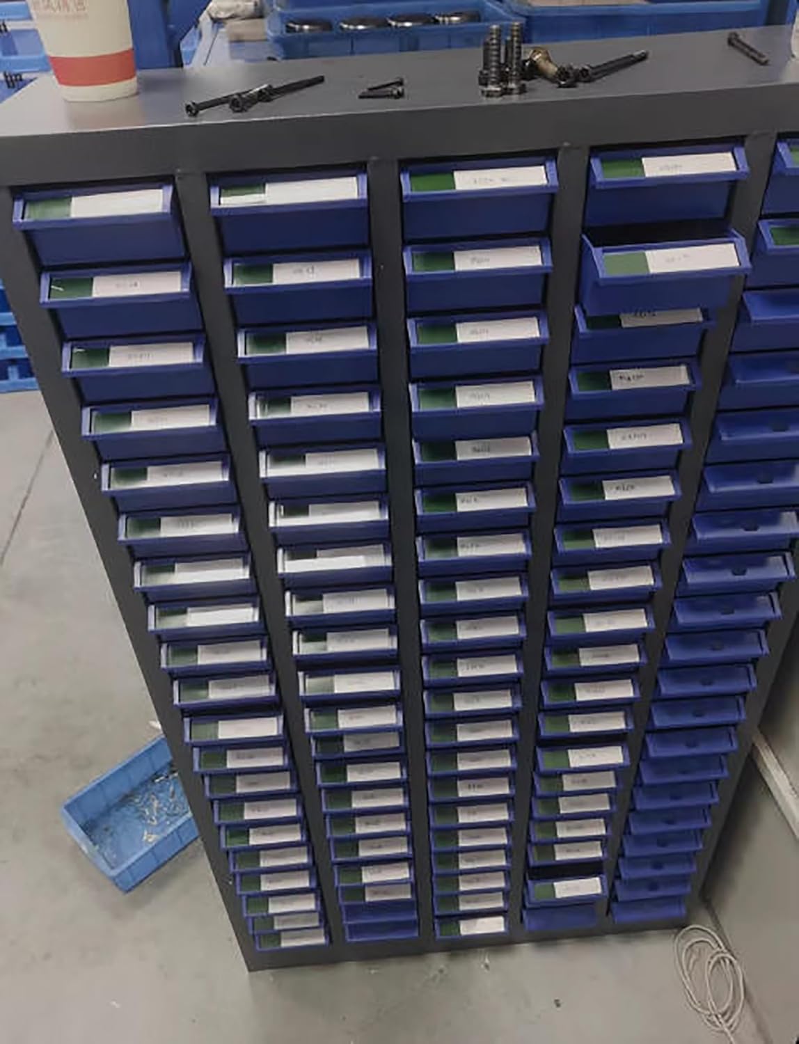 60 Drawers Multi-Drawer Parts Storage Cabinet with Door, Stackable Workshop Organizer for Screws, Electronics Components(Blue,L 132X36X78.8cm)