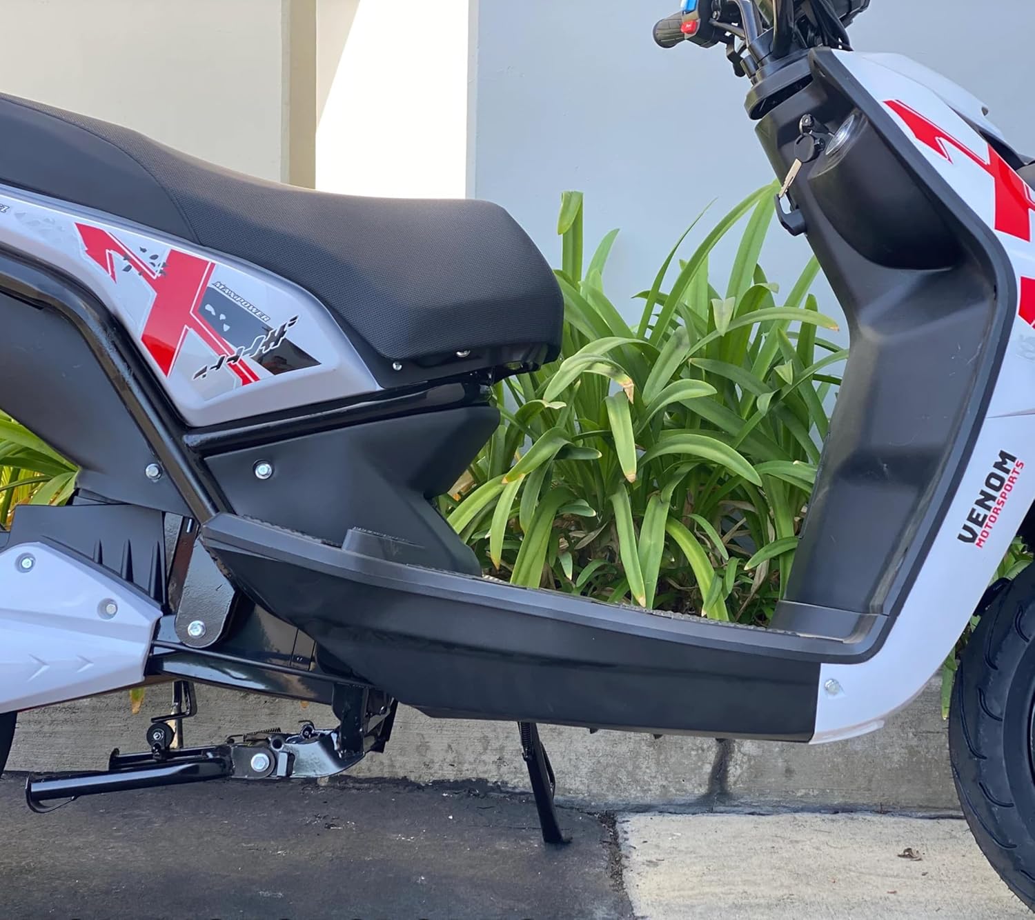 Venom E-Moped 2000W Brushless Motor 72V Lead-Acid Battery | 30-50 Mile Range | Hydraulic Disk Brakes | Solid Suspension | 32