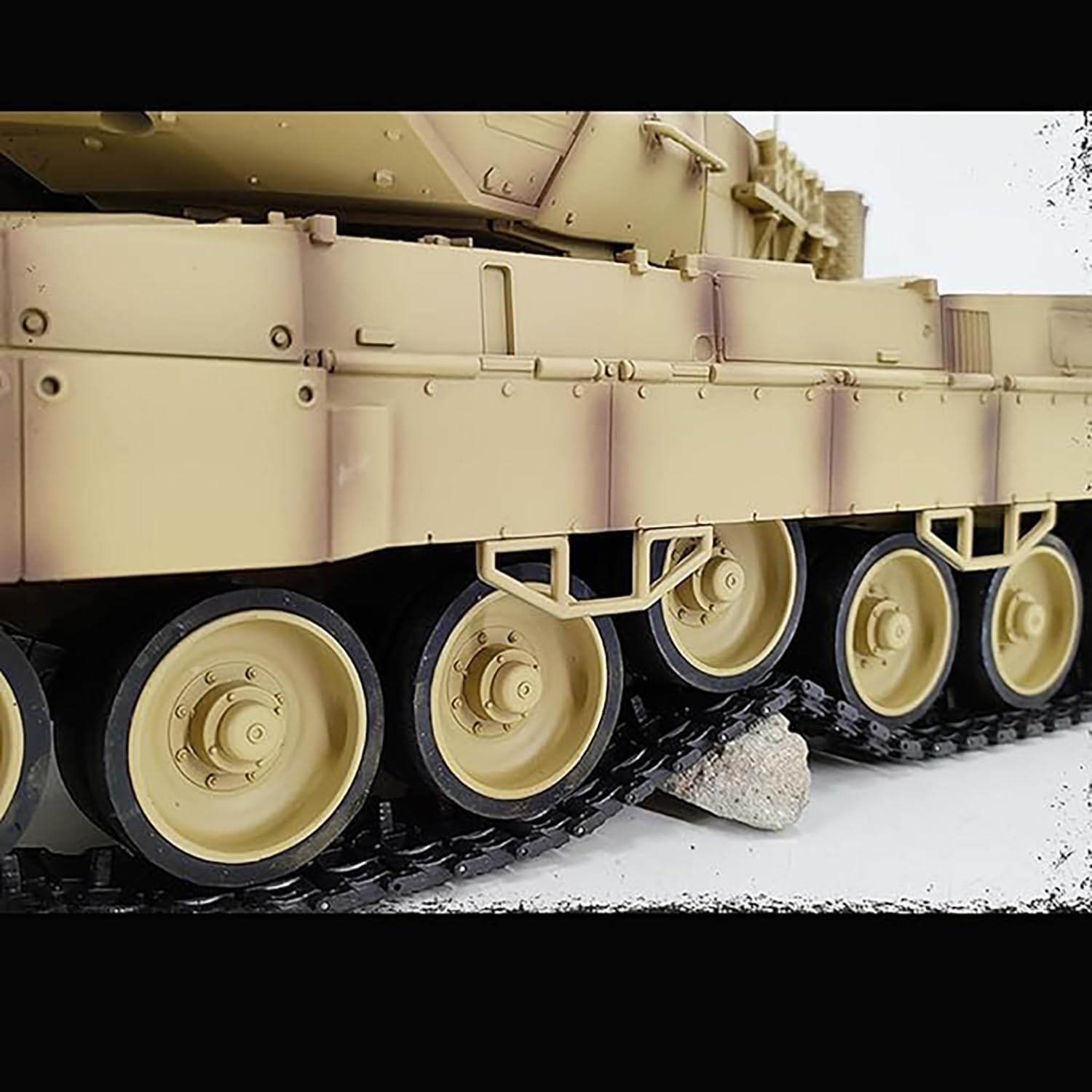 27.2-Inch Large Remote Control Heavy Tank German Leopard 2A7 RC Battle War Military Vehicle Simulation Smoke Shooting Sound Effect Collection Entry-Level Model