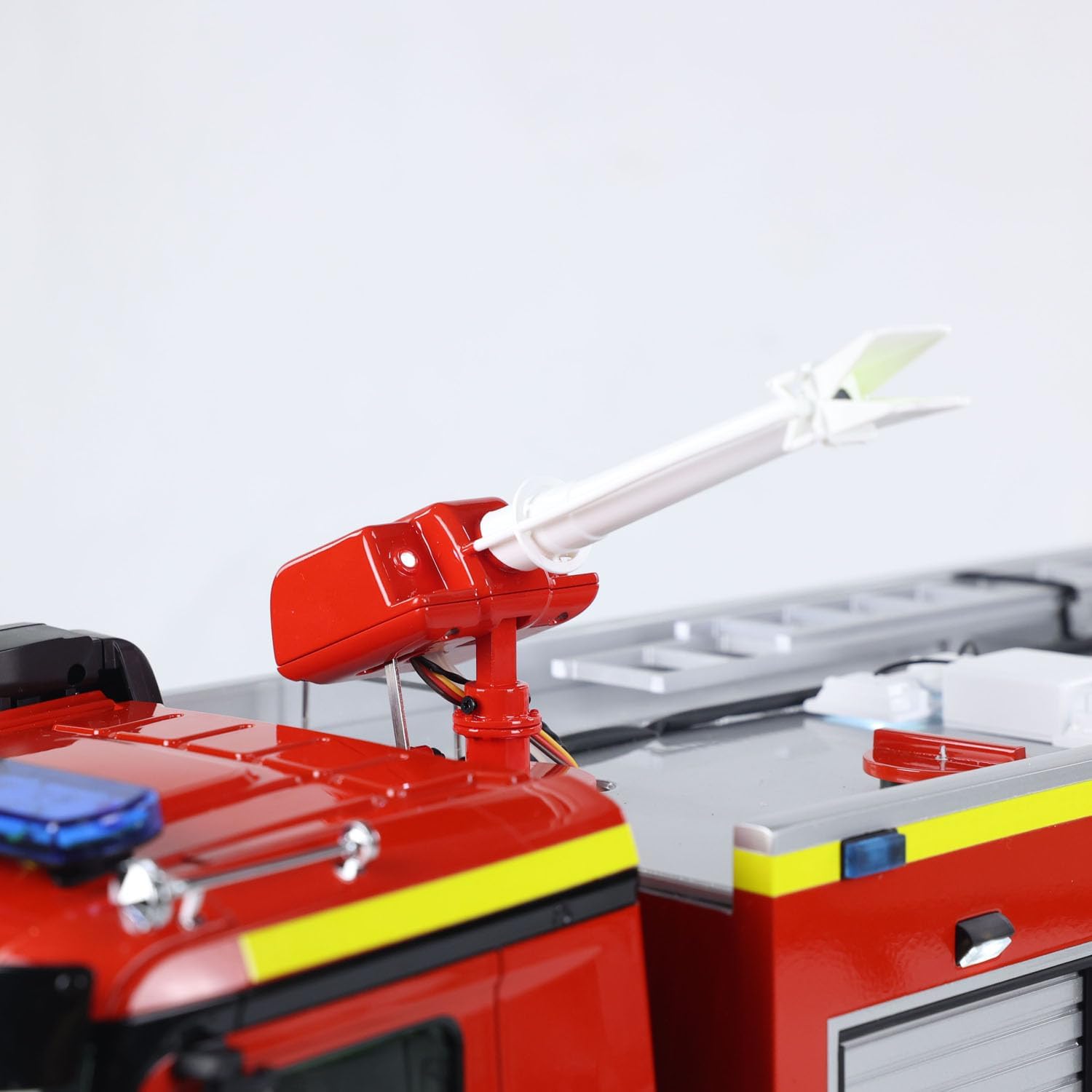 1/14 6X6 RC Fire Fighting Truck Metal Chassis 2-Speed Transmission Differential Lock Axles Remote Control Fire RTR Car Model