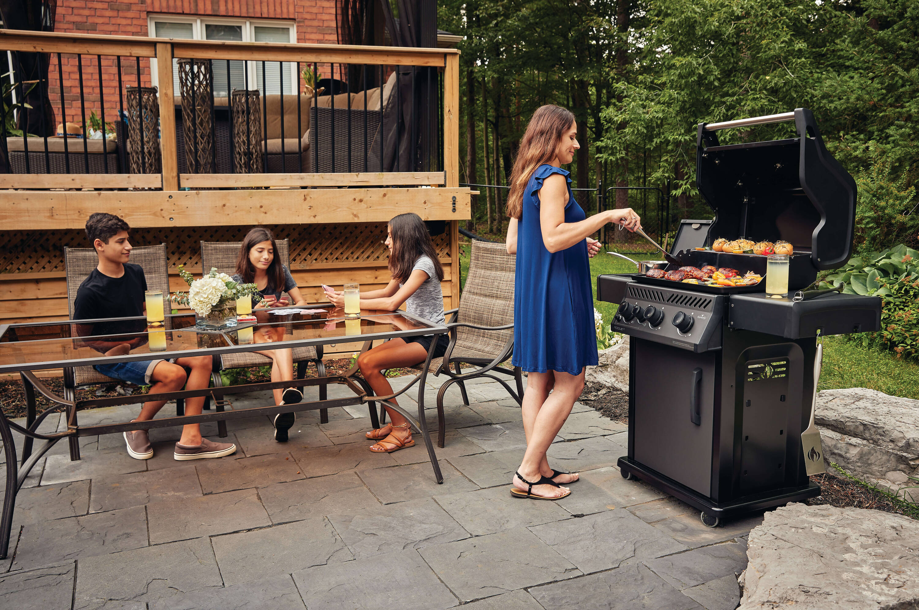 NAPOLEON Rogue XT 425 Matte black 3 -Burner Liquid Propane Gas Grill 1 -Side Burner with Integrated Smoker Box