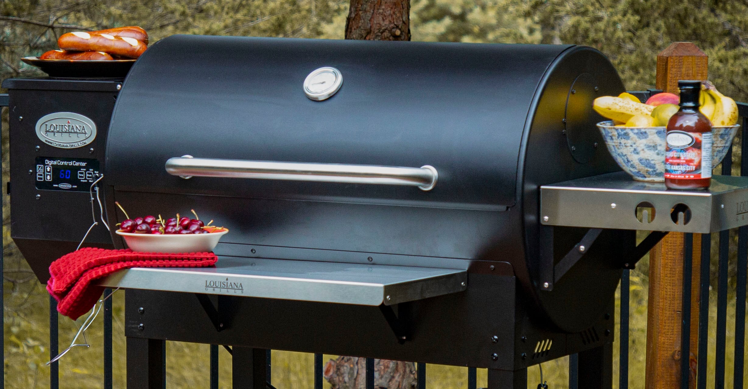 Louisiana Grills Wood Pellet 914-Sq. in Black Pellet Grill