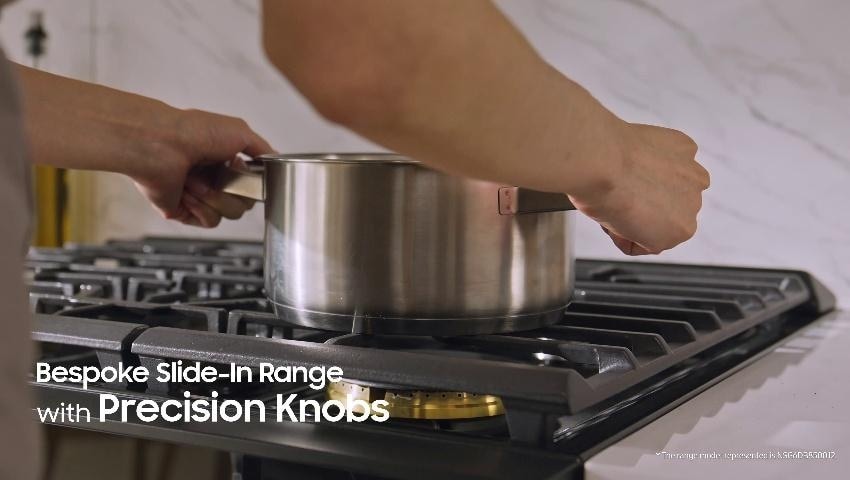 Samsung Bespoke 30-in 5 burners 6-cu ft Slide-In Natural Gas Range ( Matte Black Steel )