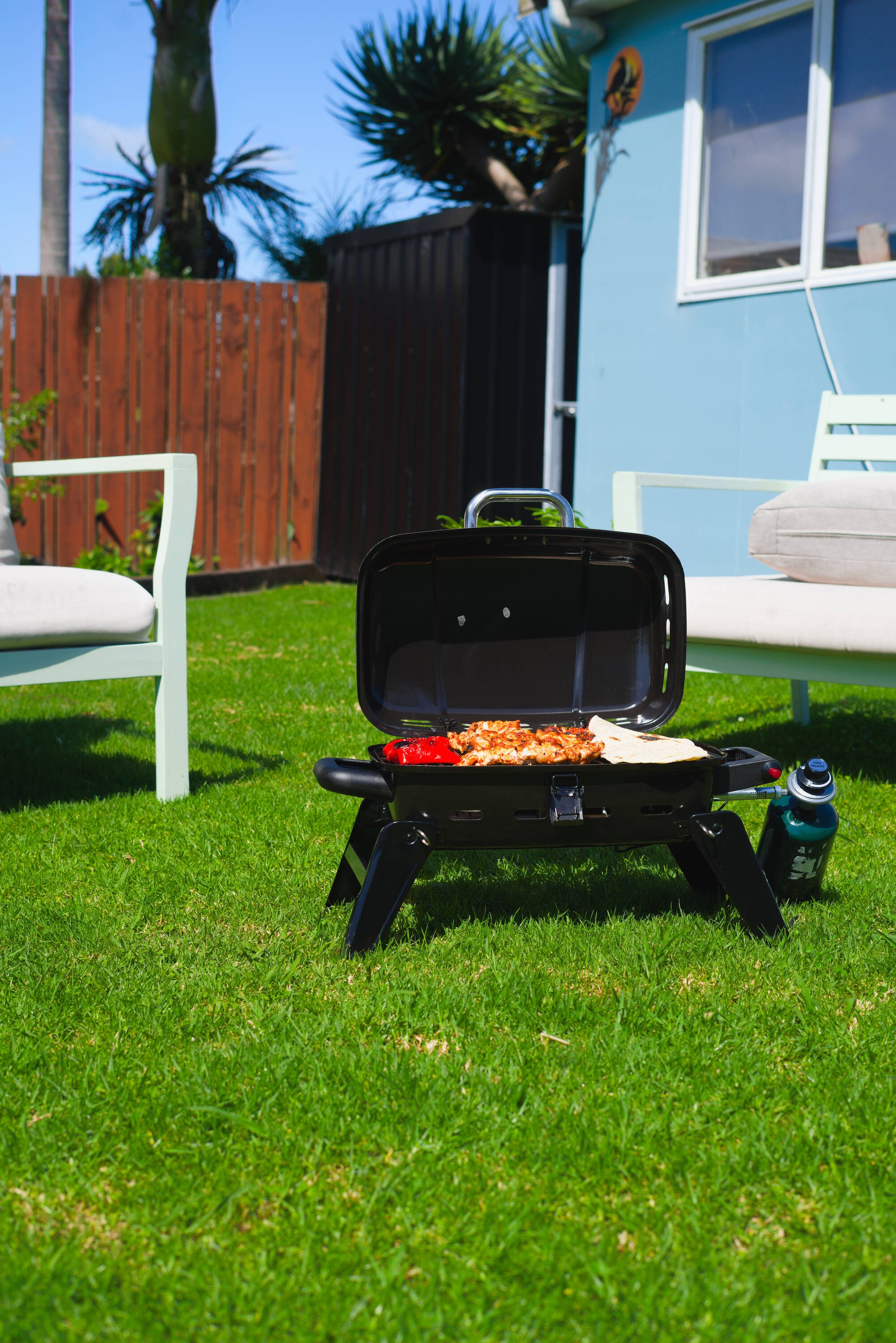 Master Forge 178-Sq. in Black porcelain coated Portable Liquid propane Grill