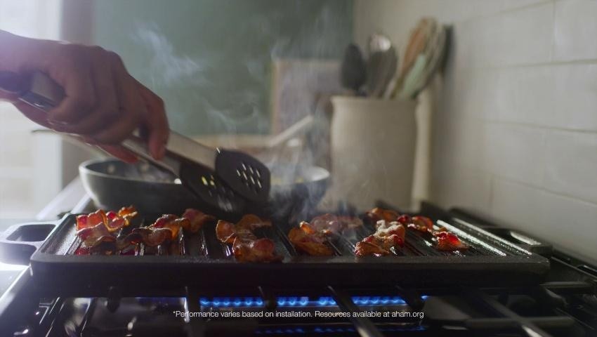 Whirlpool 1 1 cu ft Low Profile Over the Range Microwave in Black