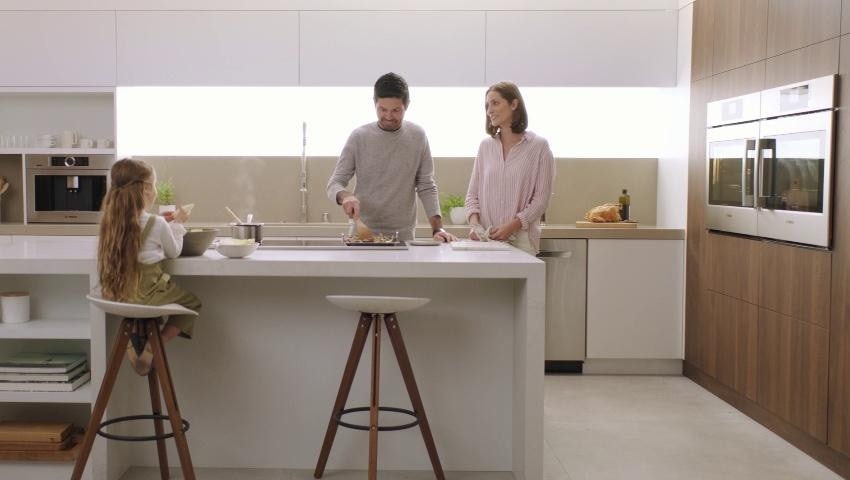 Bosch 300 Series 24 in 300 CFM Convertible Stainless Steel Wall Mounted Range Hood