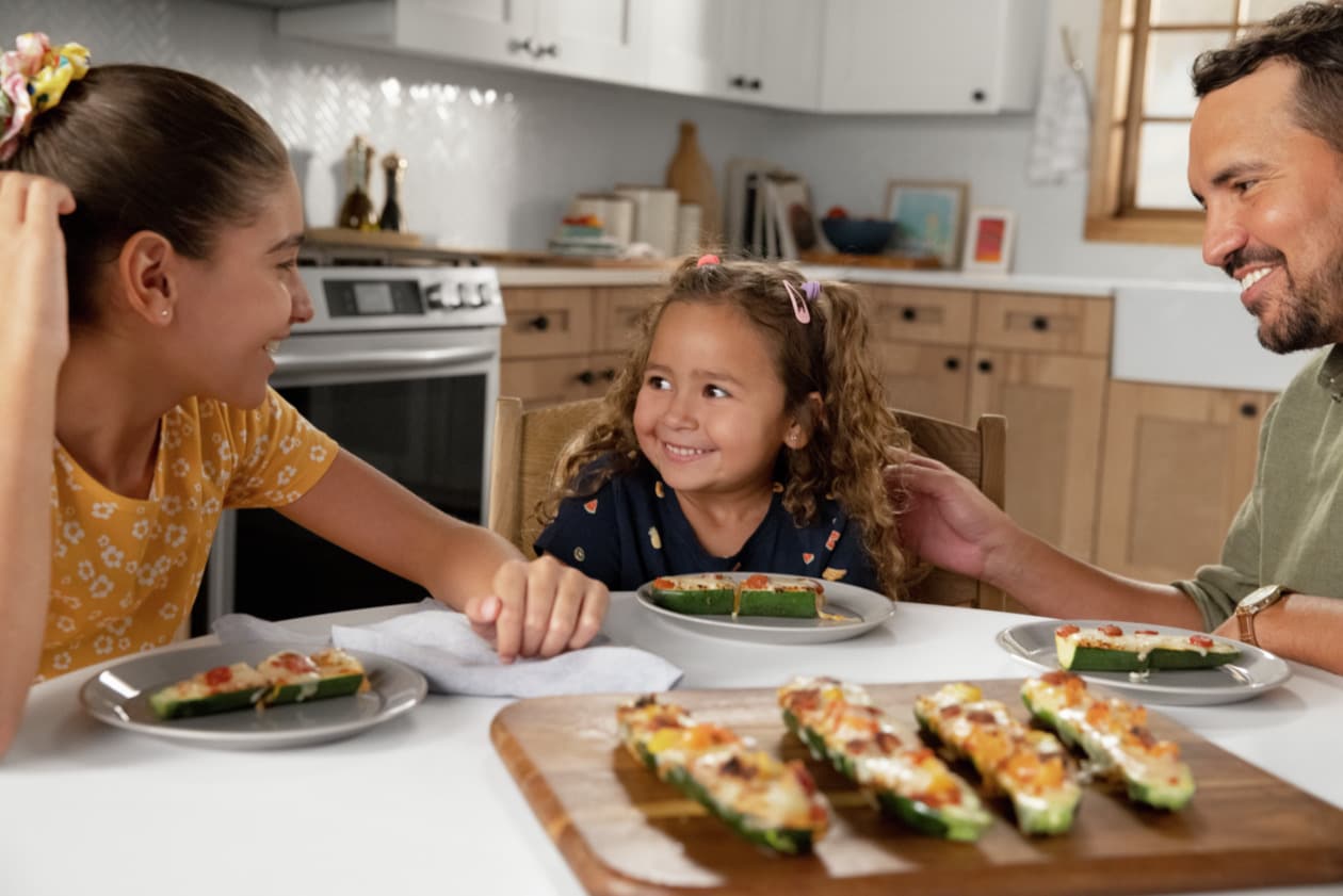 Frigidaire Gallery 30-in Glass Top 5 burners 6.2-cu ft Air Fry Convection Oven Slide-In Electric Range Smudge-Proof Black Stainless Steel )