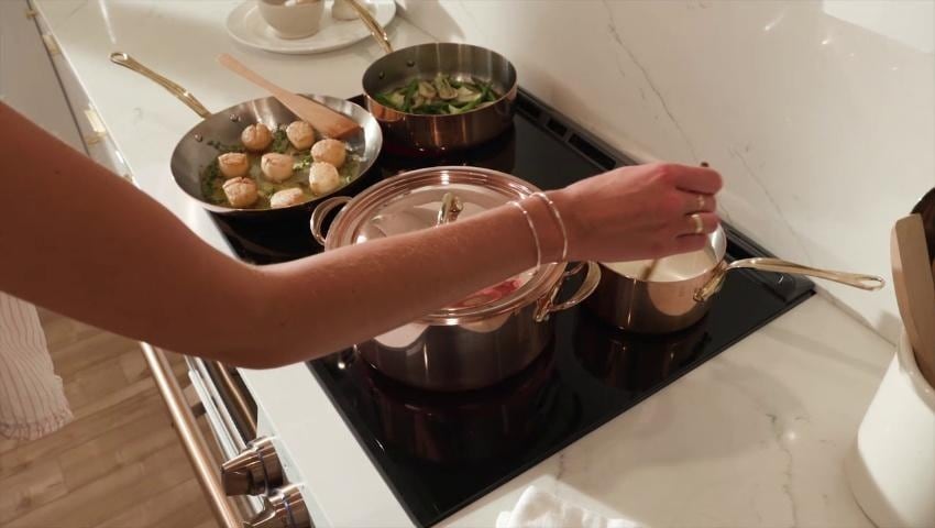 Cafe 30-in Glass Top 5 burners 5.7-cu ft Air Fry Convection Oven Slide-In Electric Range ( Matte Black )