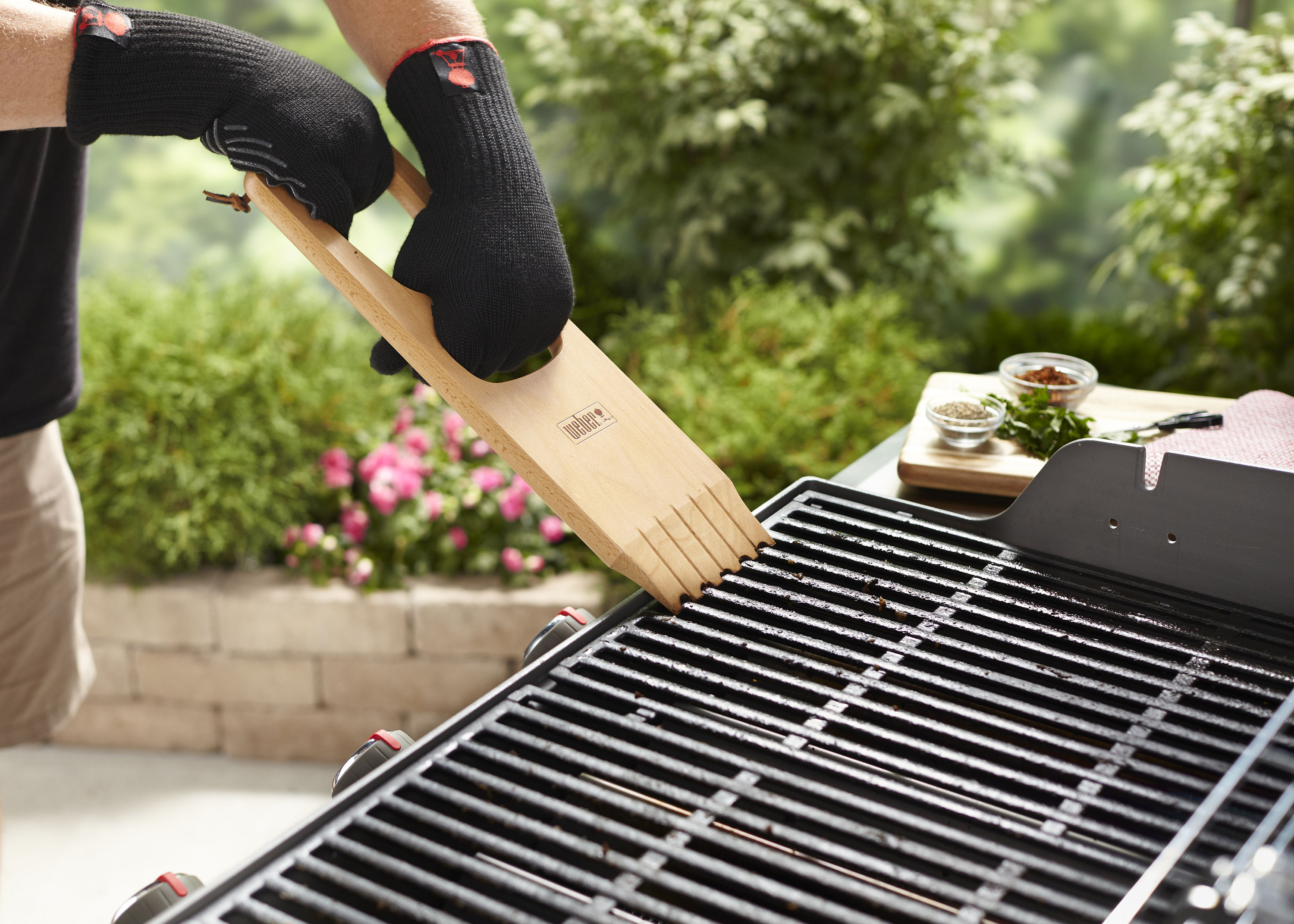 Weber Wood Grill brush with 17-in Wood Handle