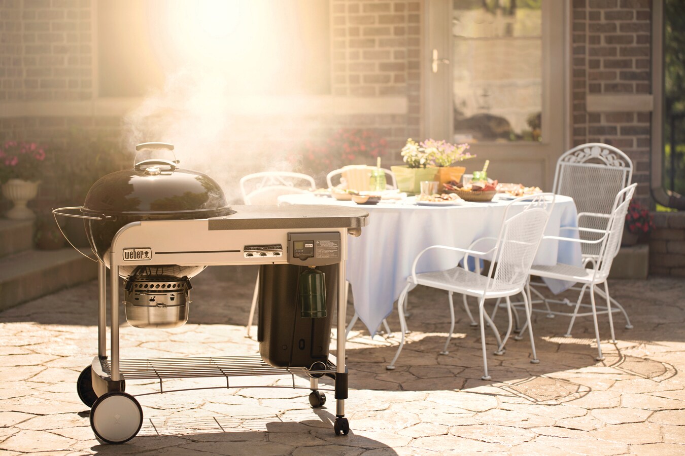 Weber Performer Deluxe 22-in W Black Kettle Charcoal Grill