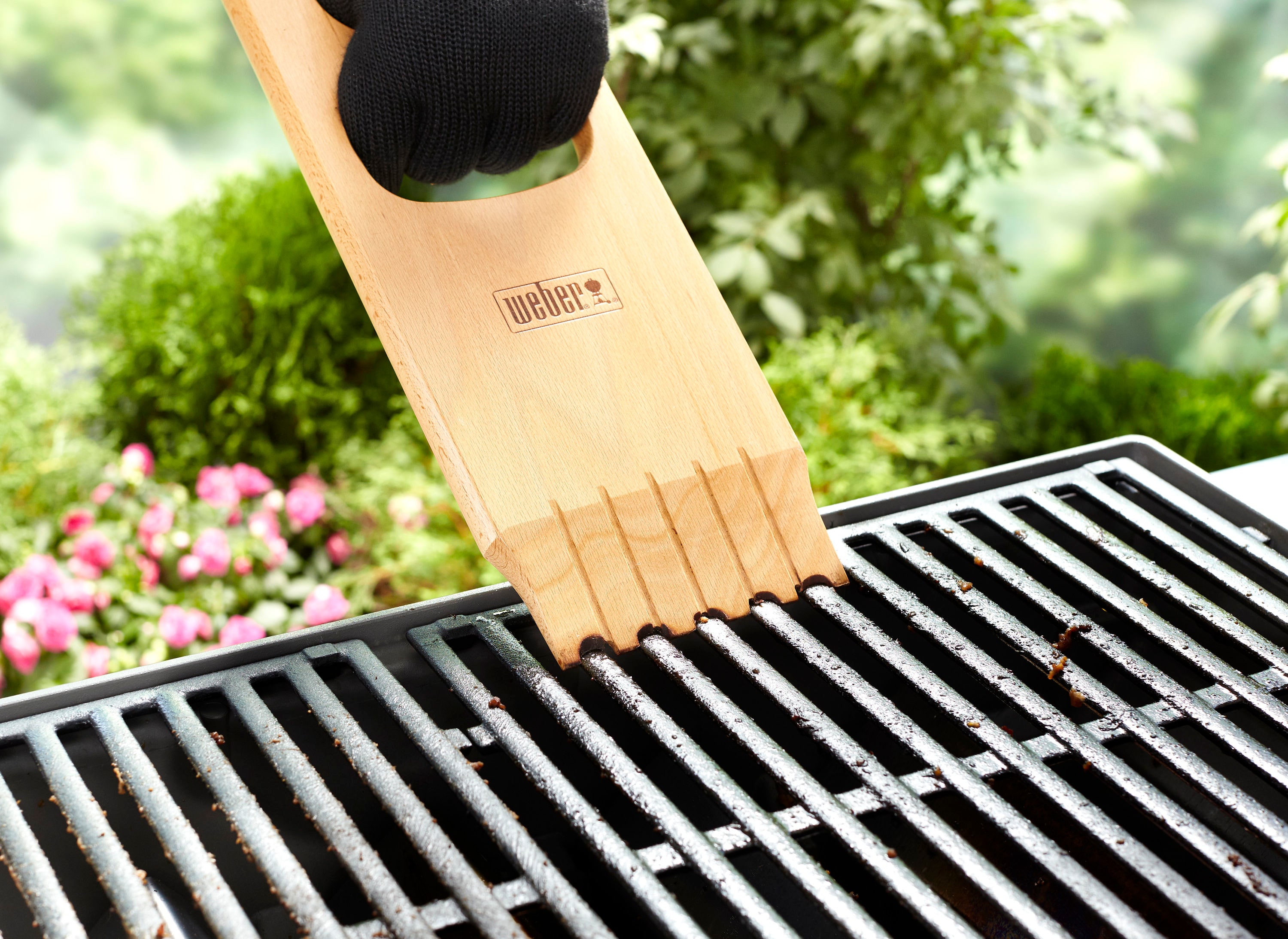 Weber Wood Grill brush with 17-in Wood Handle