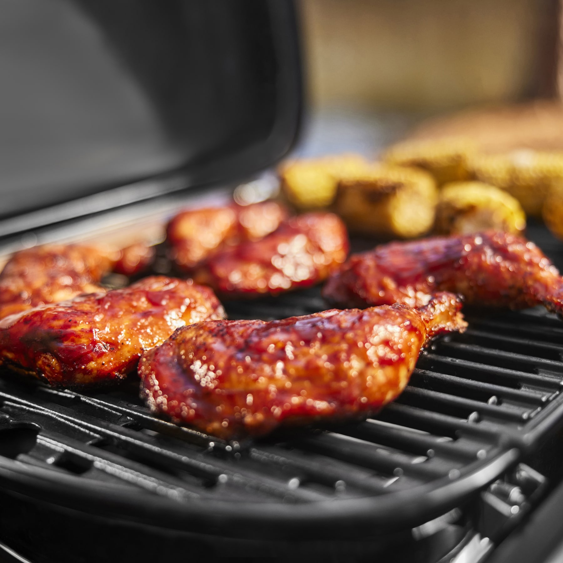 Weber Traveler Compact 240-Sq. in Black Portable Liquid propane Grill