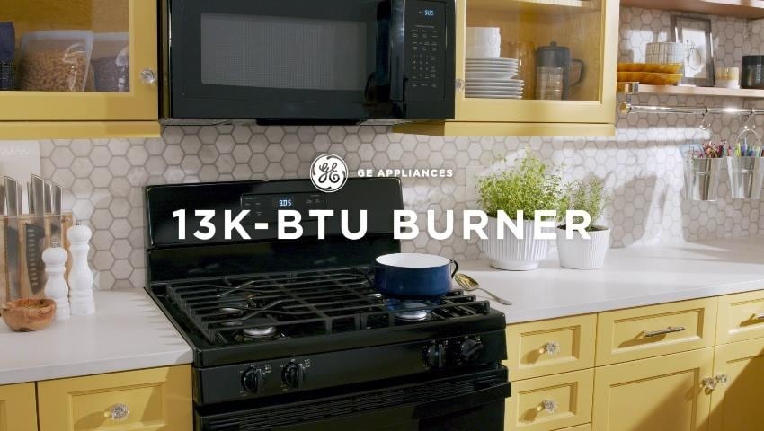 GE 30-in 4 burners 4.8-cu ft Freestanding Natural Gas Range ( White )