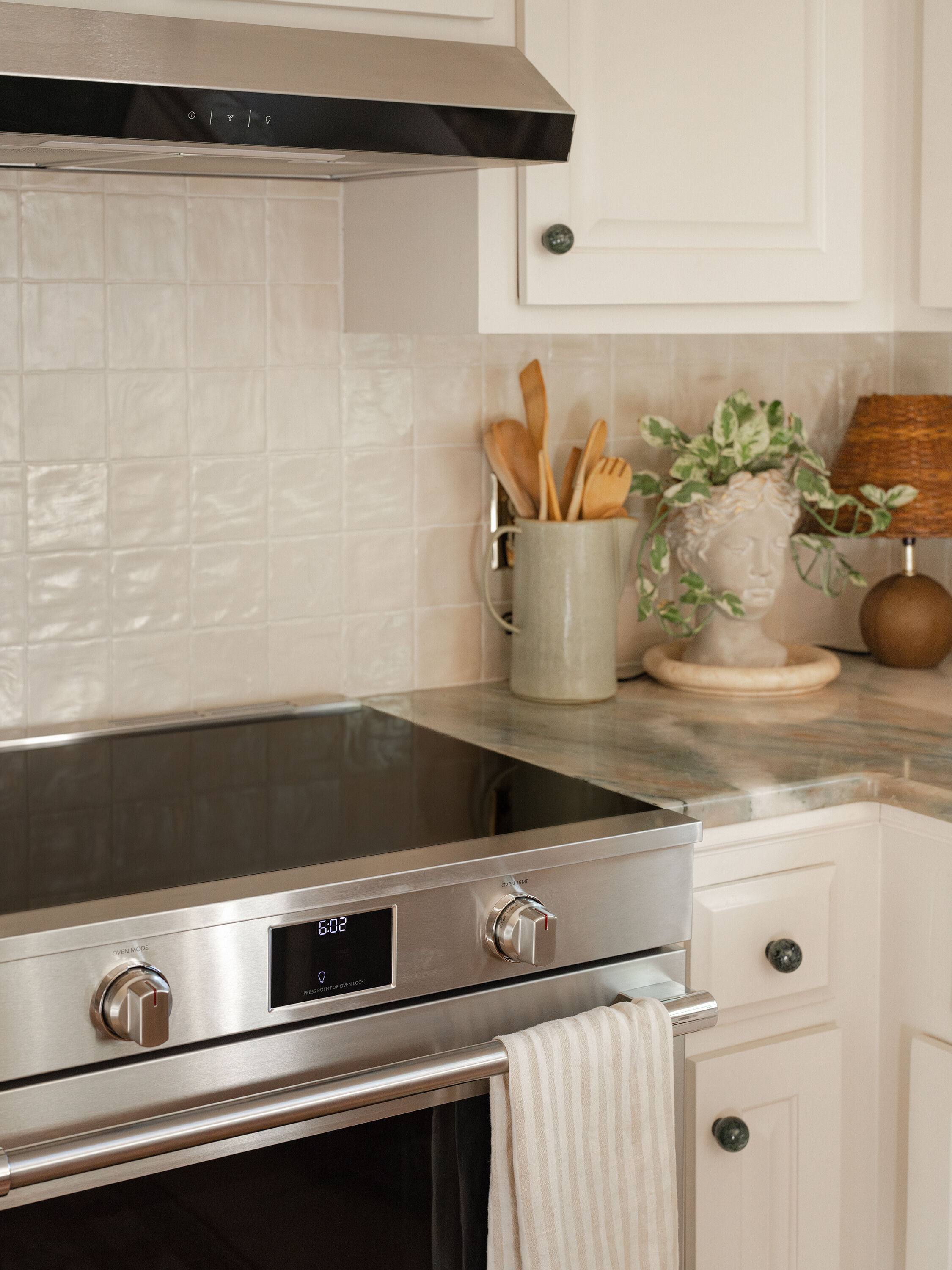 Frigidaire Professional 30-in 5 Burners 6.2-cu ft Air Fry Convection Oven Slide-in Single Induction Range (Smudge-proof Stainless Steel)