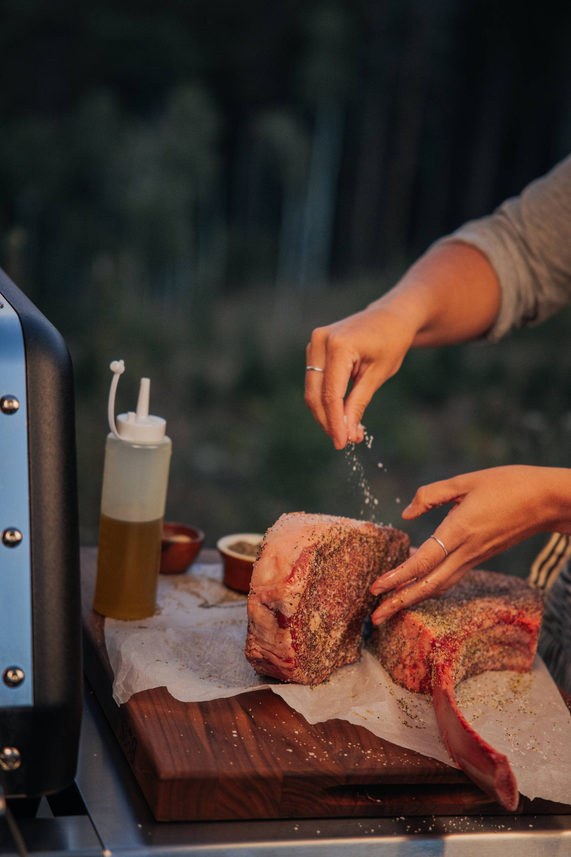 Weber Genesis E-435 Black 4 -Burner Natural Gas Grill 1 -Side Burner