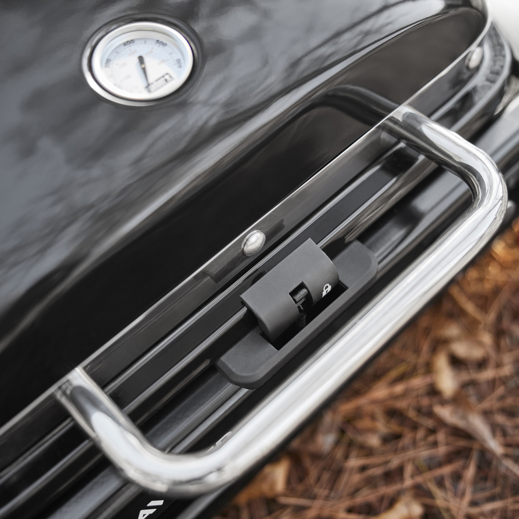 Weber Traveler Compact 240-Sq. in Black Portable Liquid propane Grill