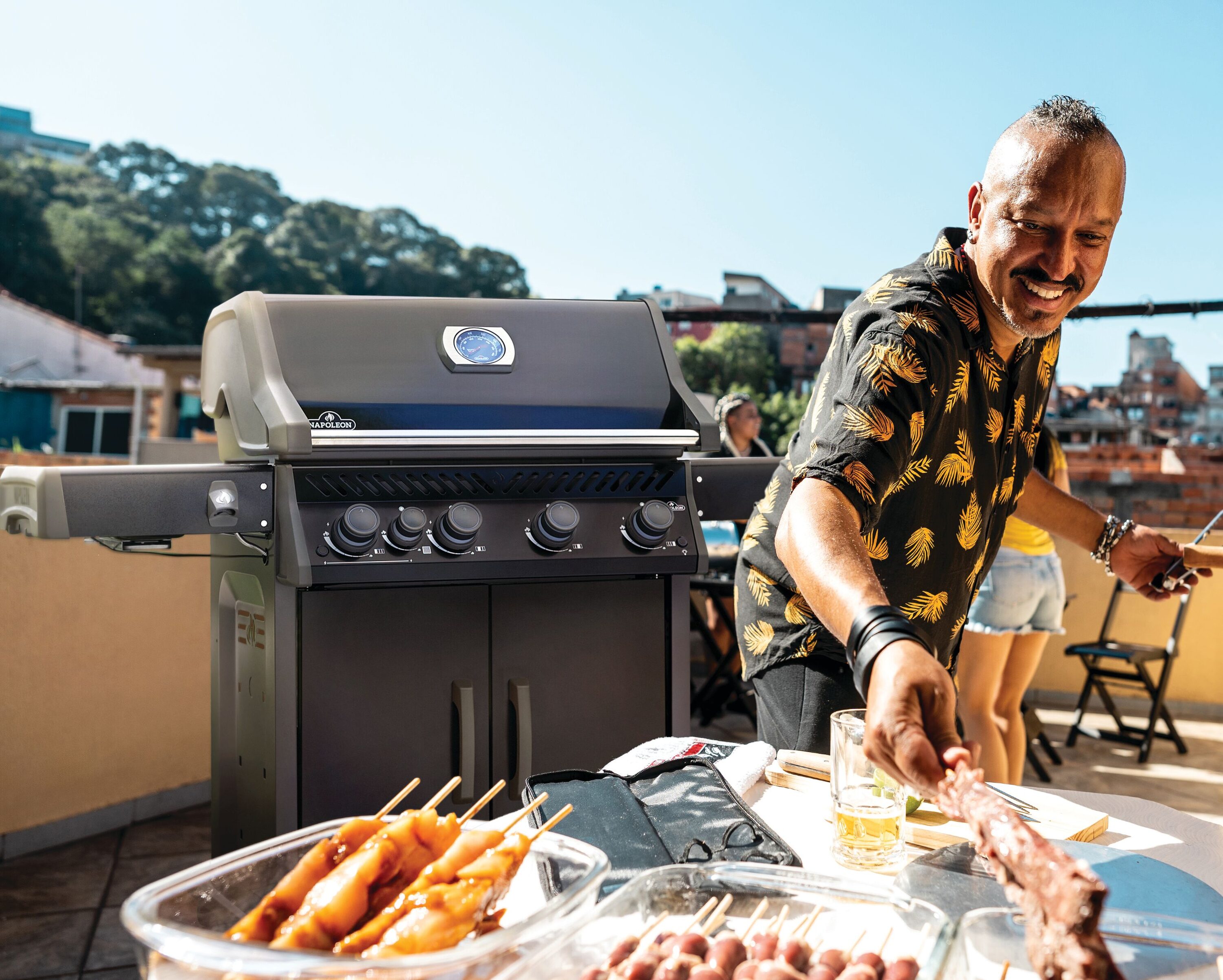 NAPOLEON Rogue 525 Series Black 4 -Burner Liquid Propane Gas Grill