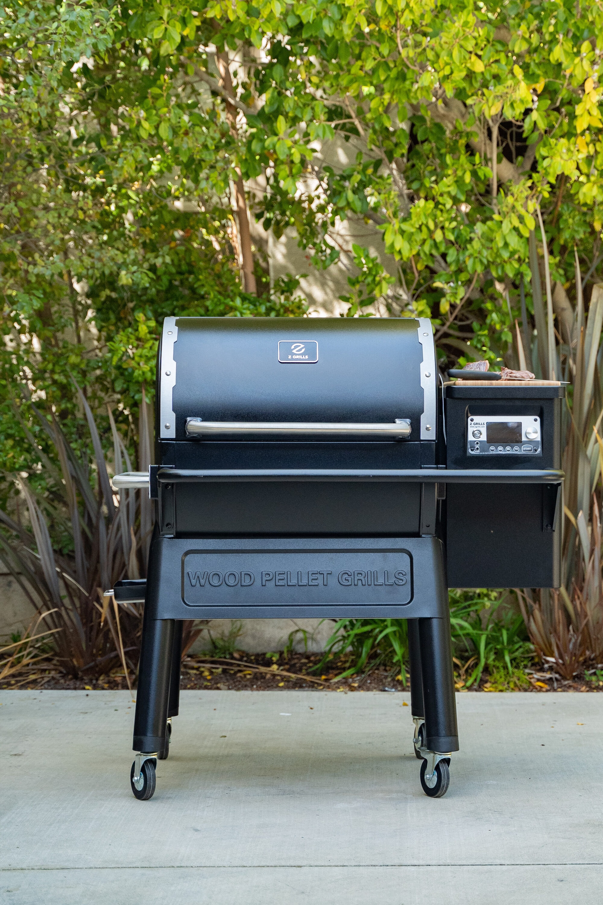 Z GRILLS Z-Grill 709-Sq. in Black Pellet Grill with Smart Compatibility