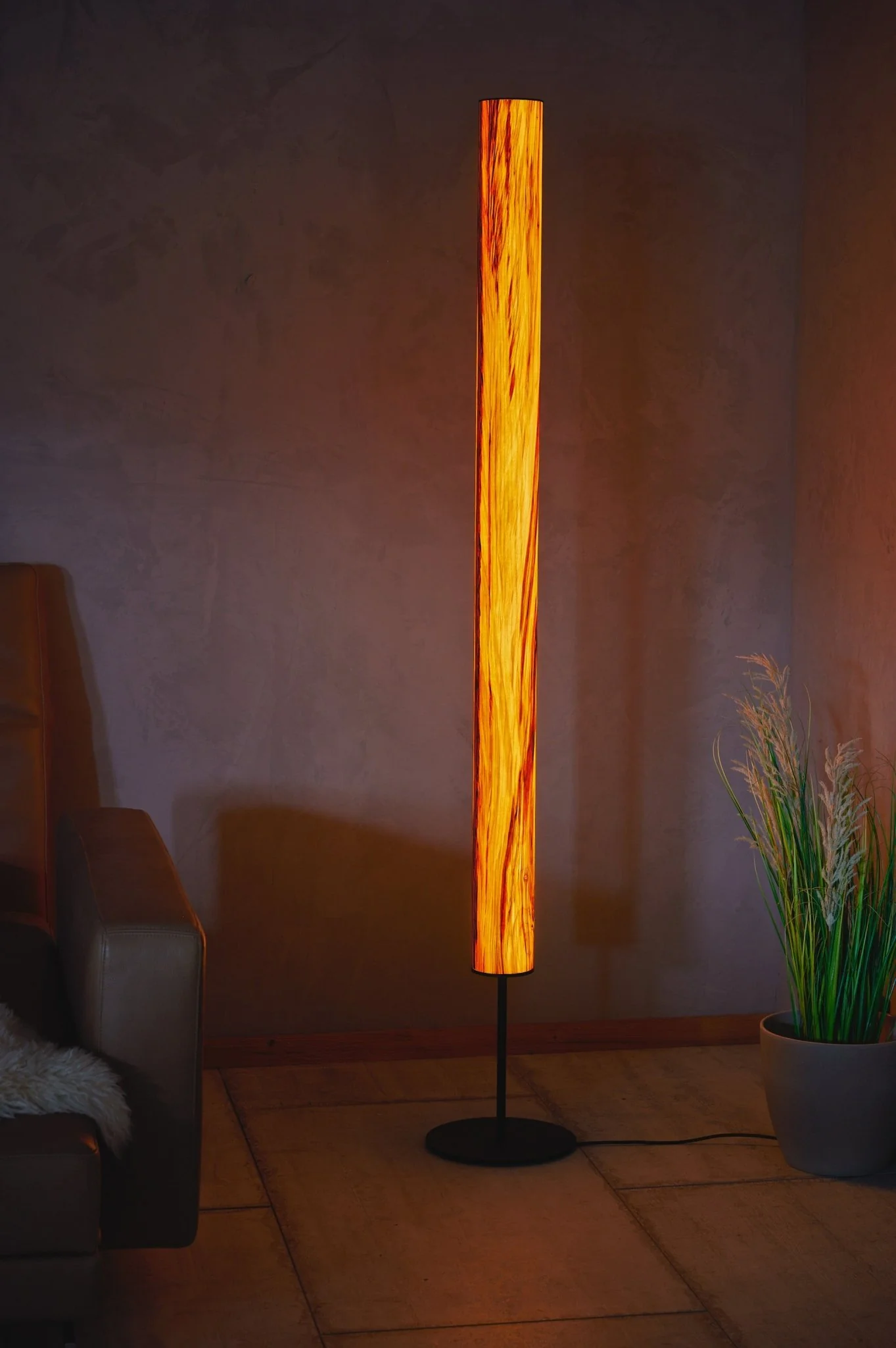 Columna Stehlampe Nussbaum Satin mit Stab