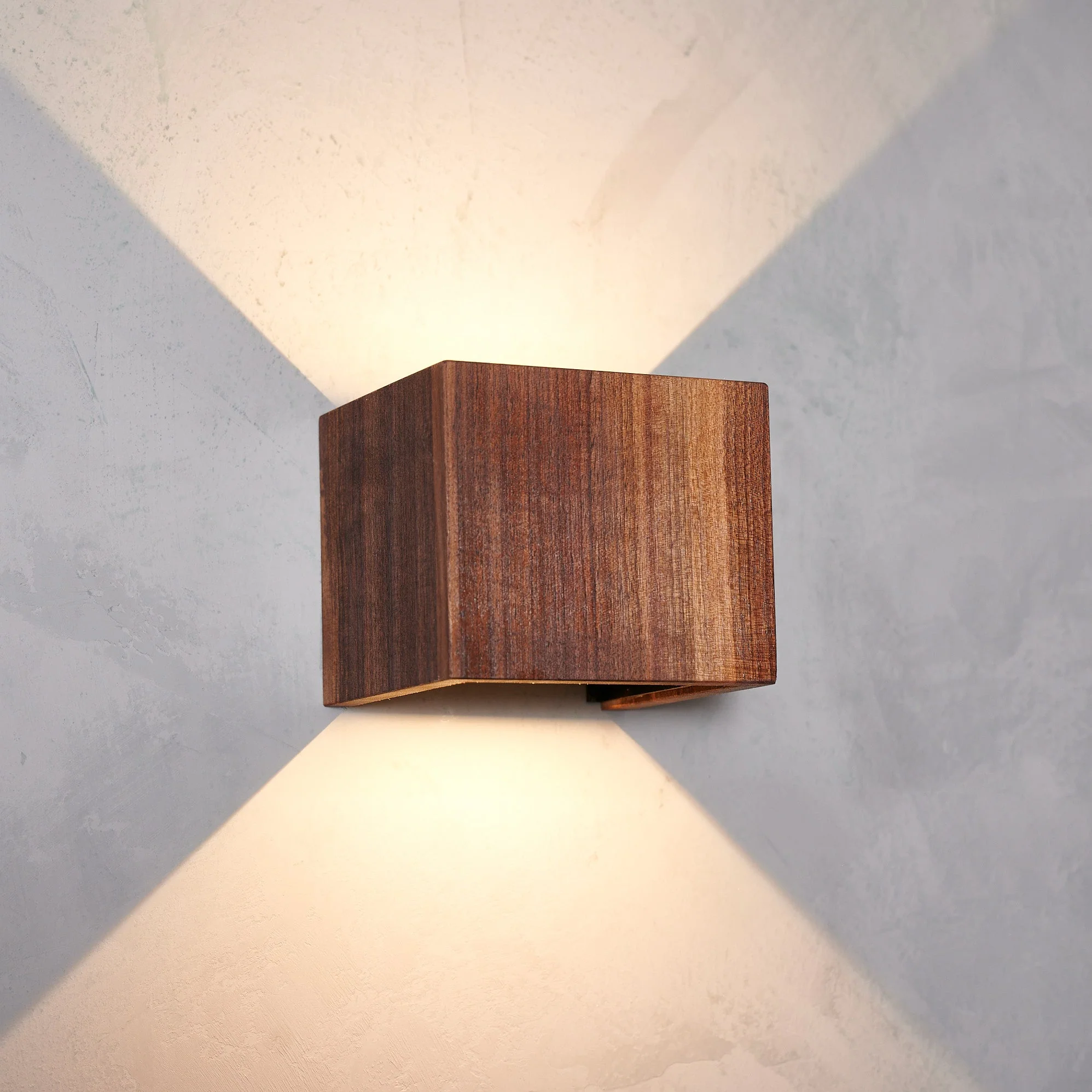 Cubus Wandleuchte Nussbaum geölt