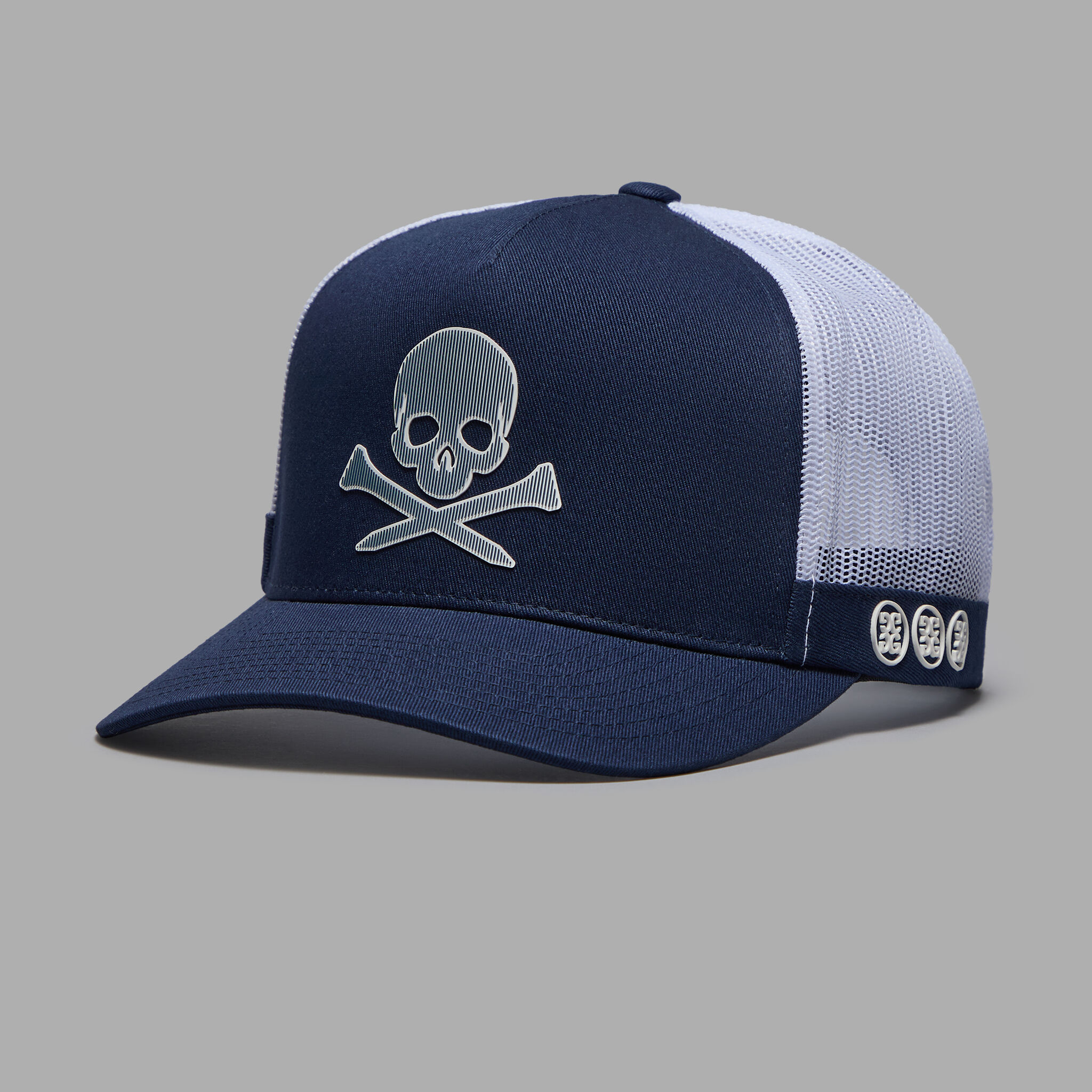SILICONE SKULL & TEES TRUCKER HAT