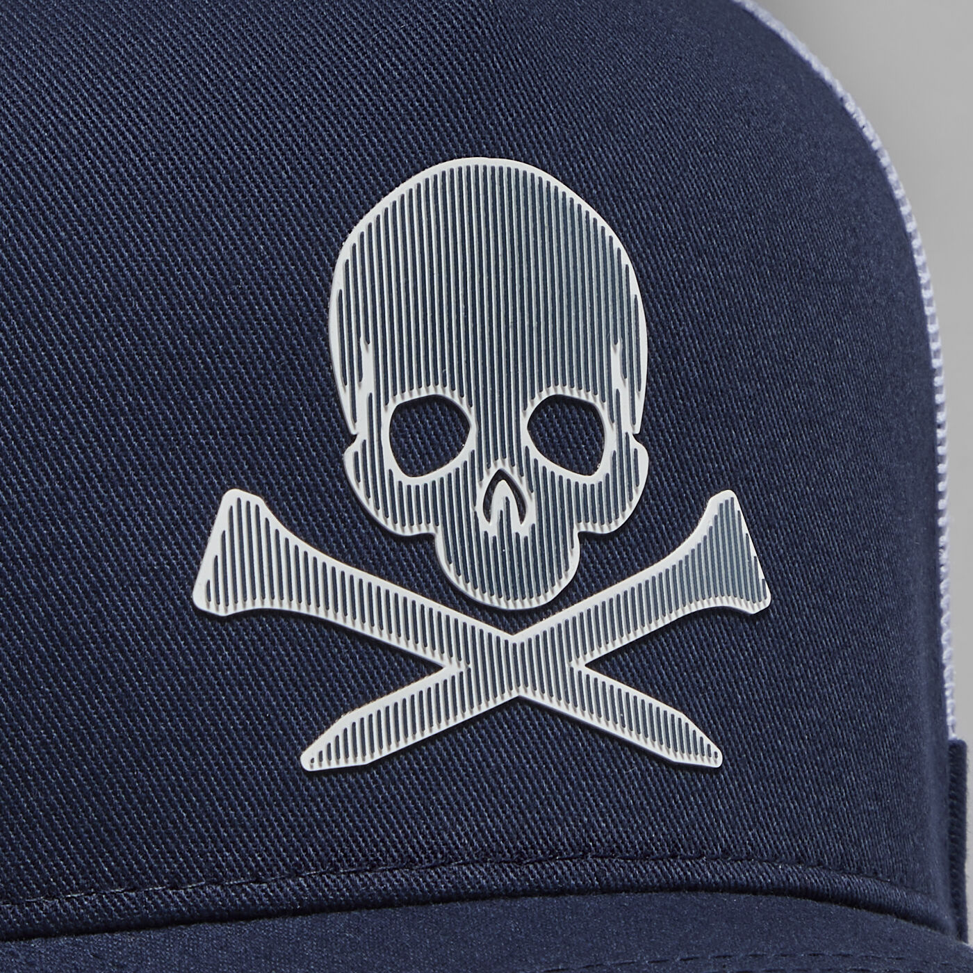 SILICONE SKULL & TEES TRUCKER HAT