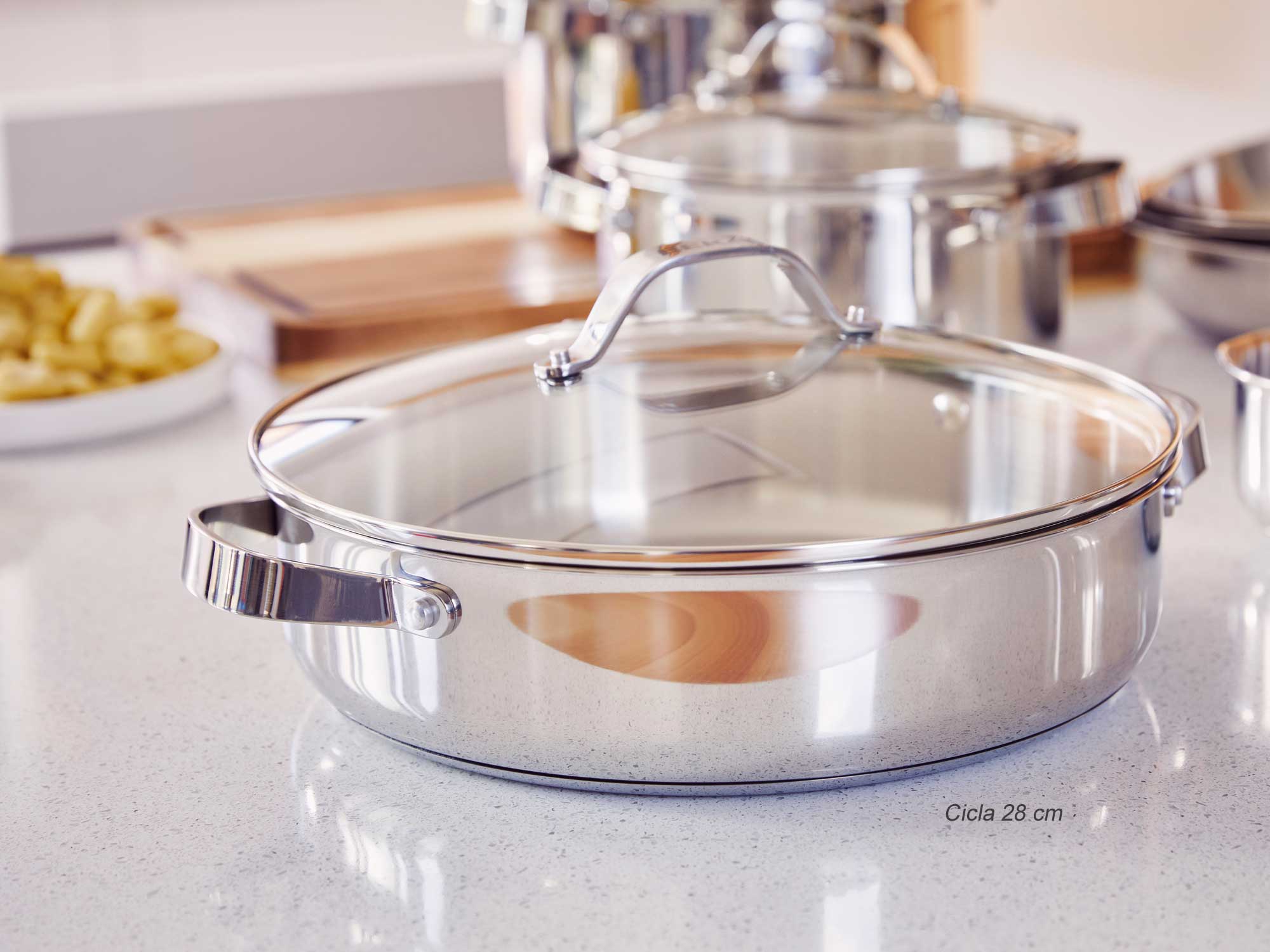 BEKA Schmorkasserolle CICLA 28 cm aus recyceltem Edelstahl Servierpfanne mit Glasdeckel