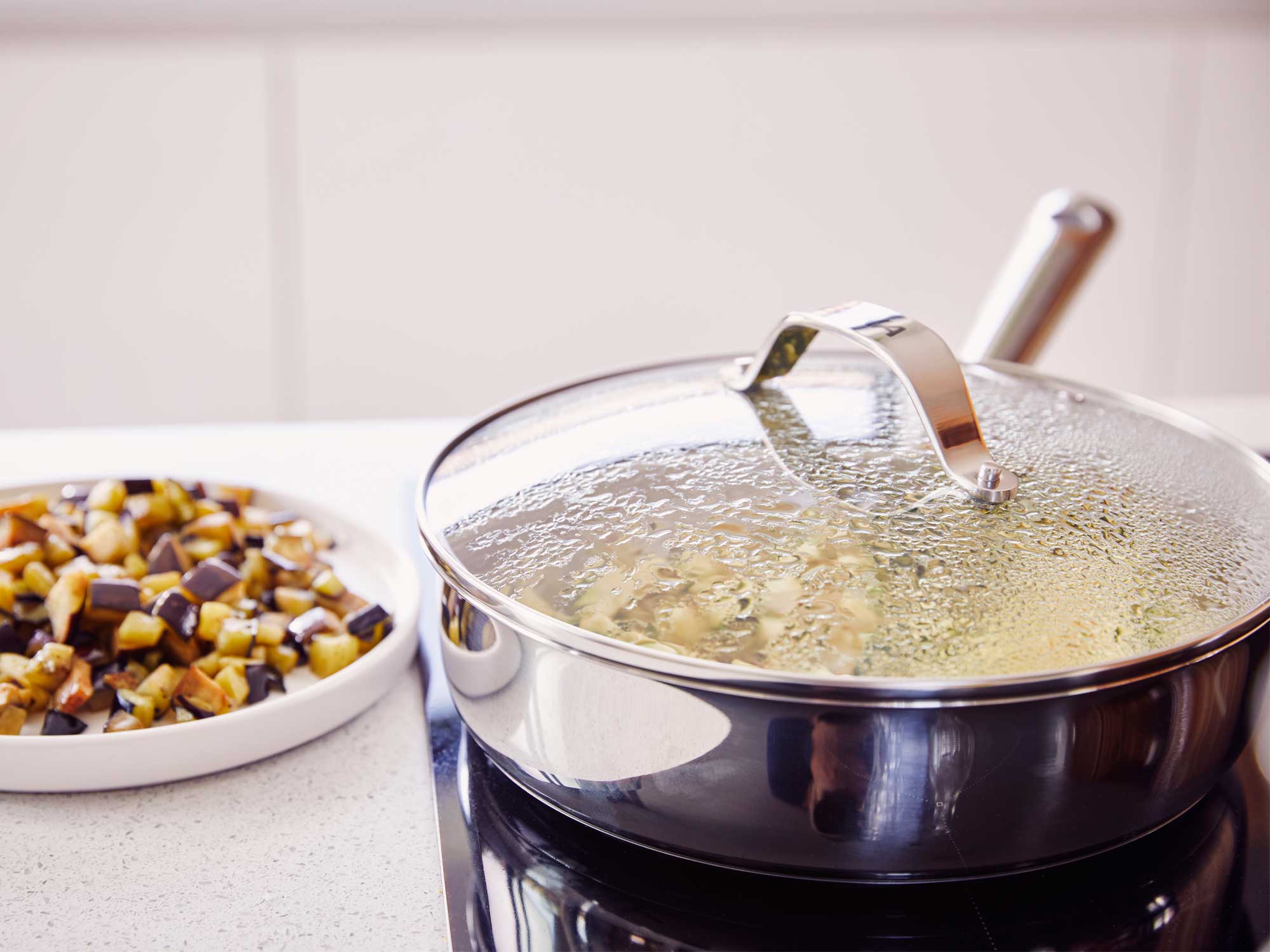 BEKA Schmorpfanne CICLA 24 cm aus recyceltem Edelstahl Pfanne hoch mit Glasdeckel