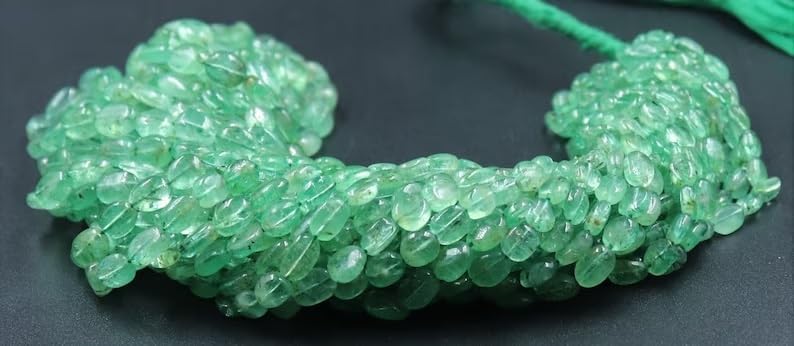 Natural Emerald Smooth Oval Beads 4 * 6-5 * 7MM Emerald Oval Beads Natural Emerald Strand Emerald Beads for Jewelry Making