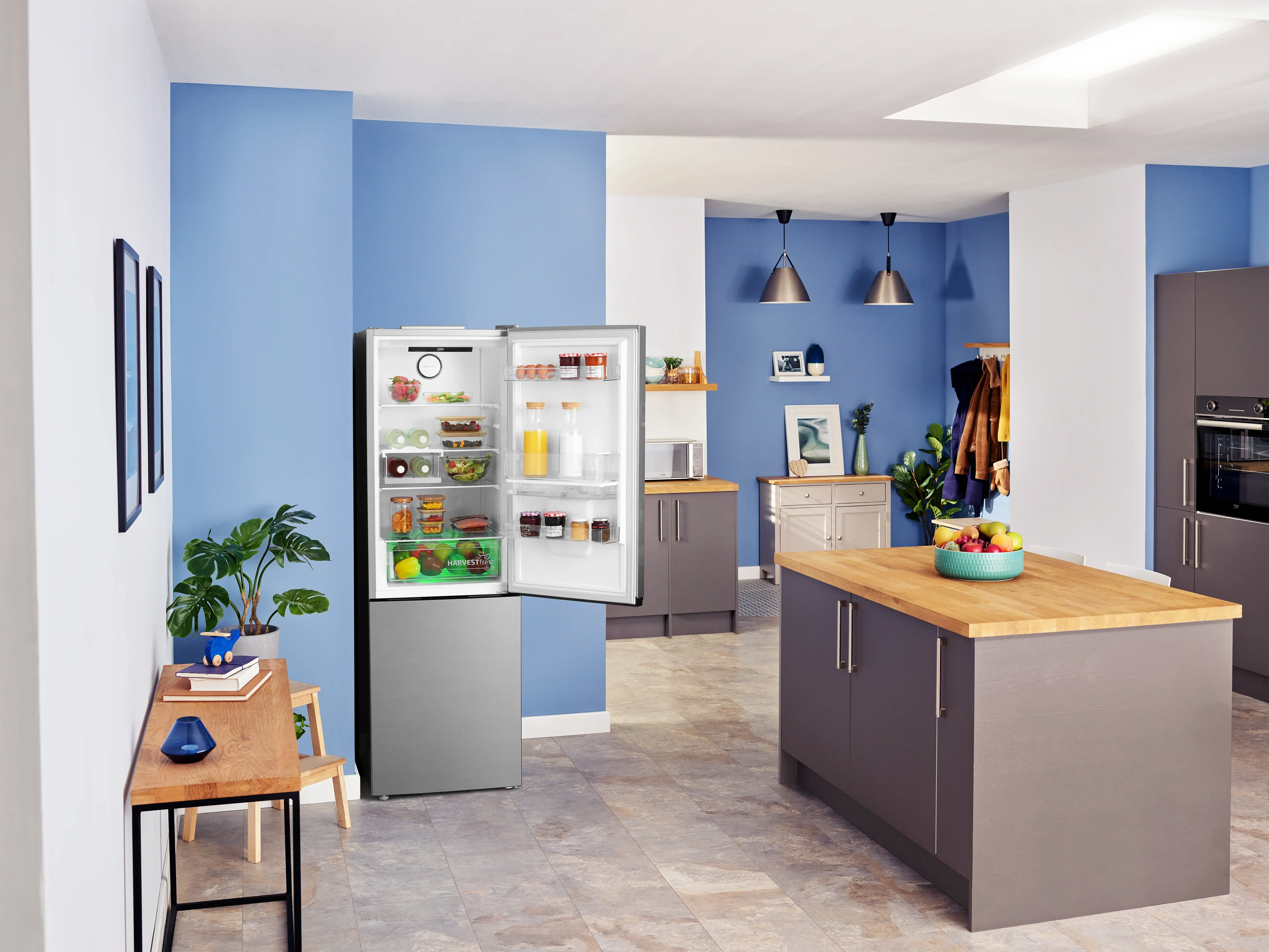 Beko Freestanding AeroFlow鈩?Fridge Freezer with HarvestFresh鈩?| CNB3G4686DVPS