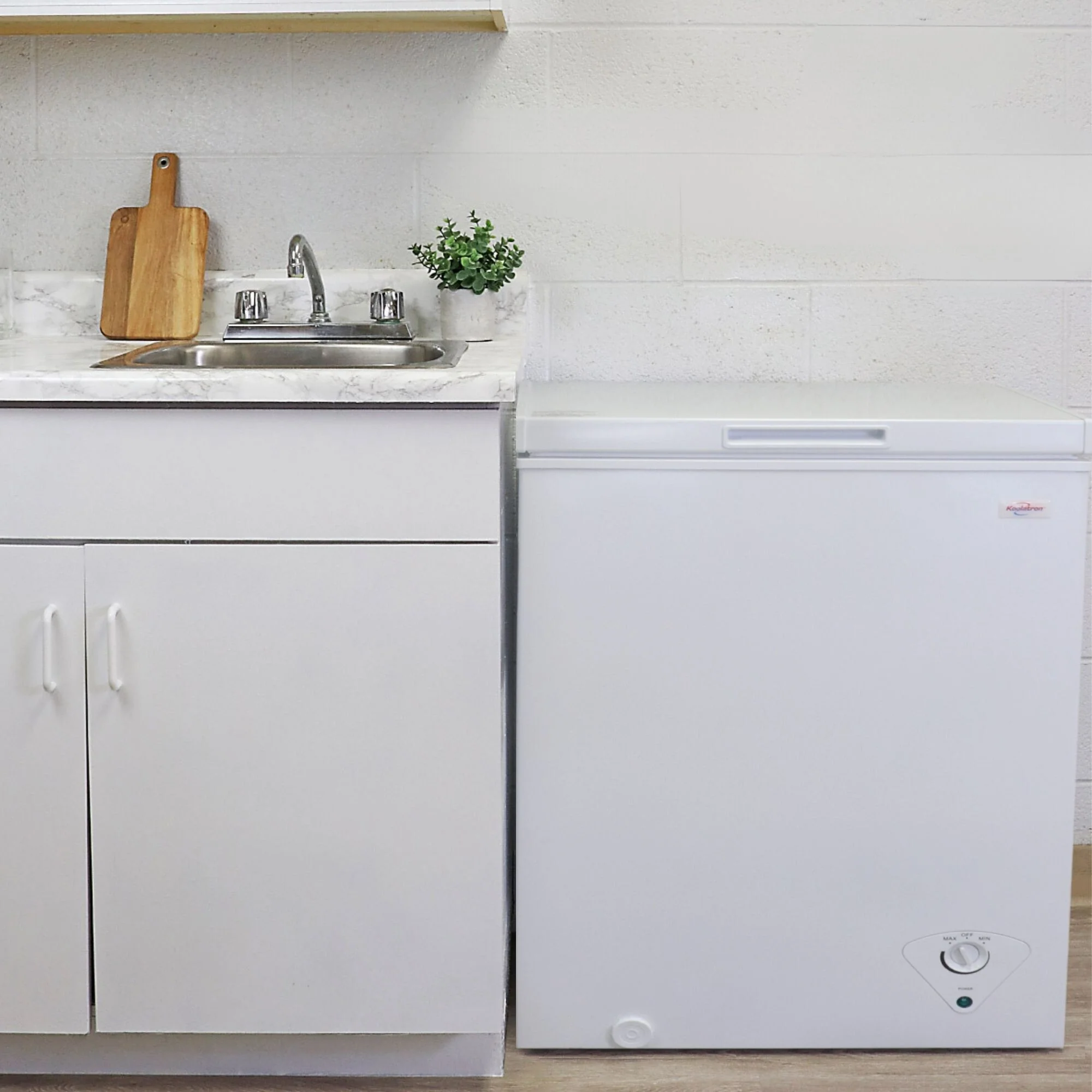 Koolatron Compact Chest Freezer, 5.0 cu ft (142L), White, Manual Defrost Deep Freeze, Storage Basket, Space-Saving Flat Back, Stay-Open Lid, Front-Access Defrost Drain, for Apartment, Condo, Cottage