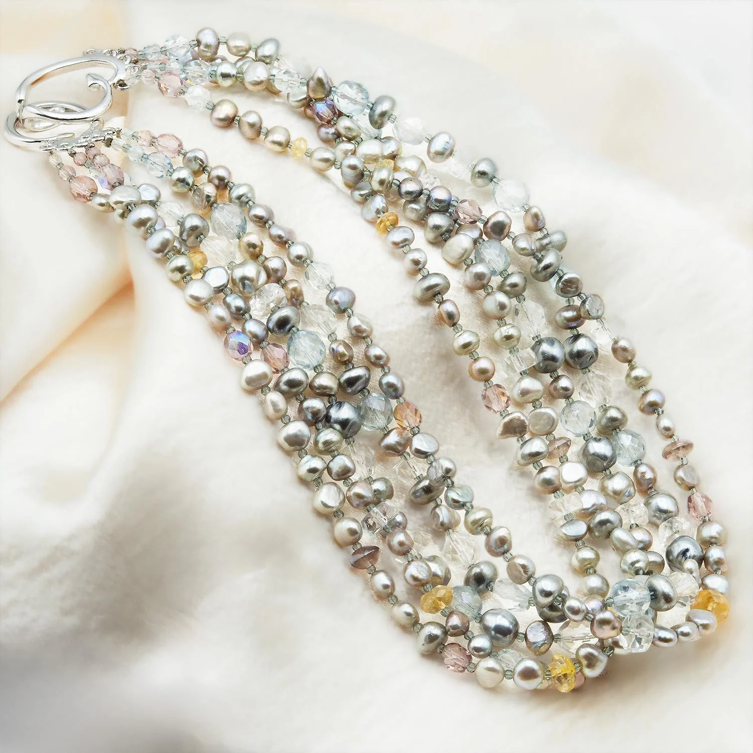 Vintage Oscar De La Renta Beautiful Freshwater Pearls and Crystal Necklace Antique Jewelry for Women Bridal Necklace Designer Signed Logo