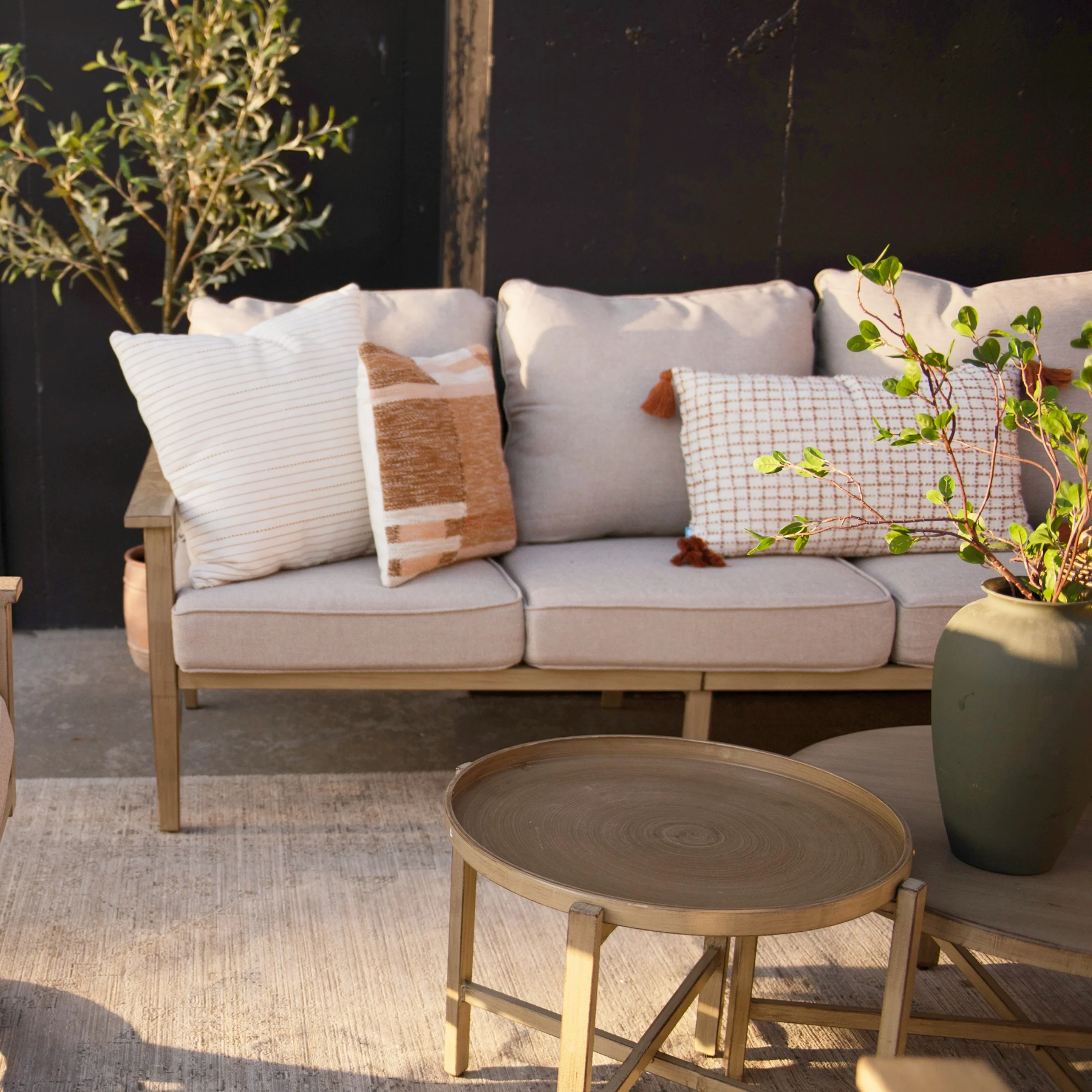 Sophia & William 5 Seat Outdoor Wooden-like Conversation Set with Coffee Table