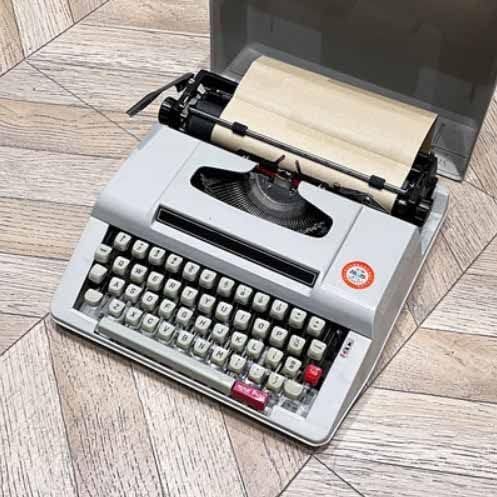 ZHZHZ Vintage Manual Typewriter Retro Old-Fashioned Portable Design Ideal for Nostalgic Writing Experience