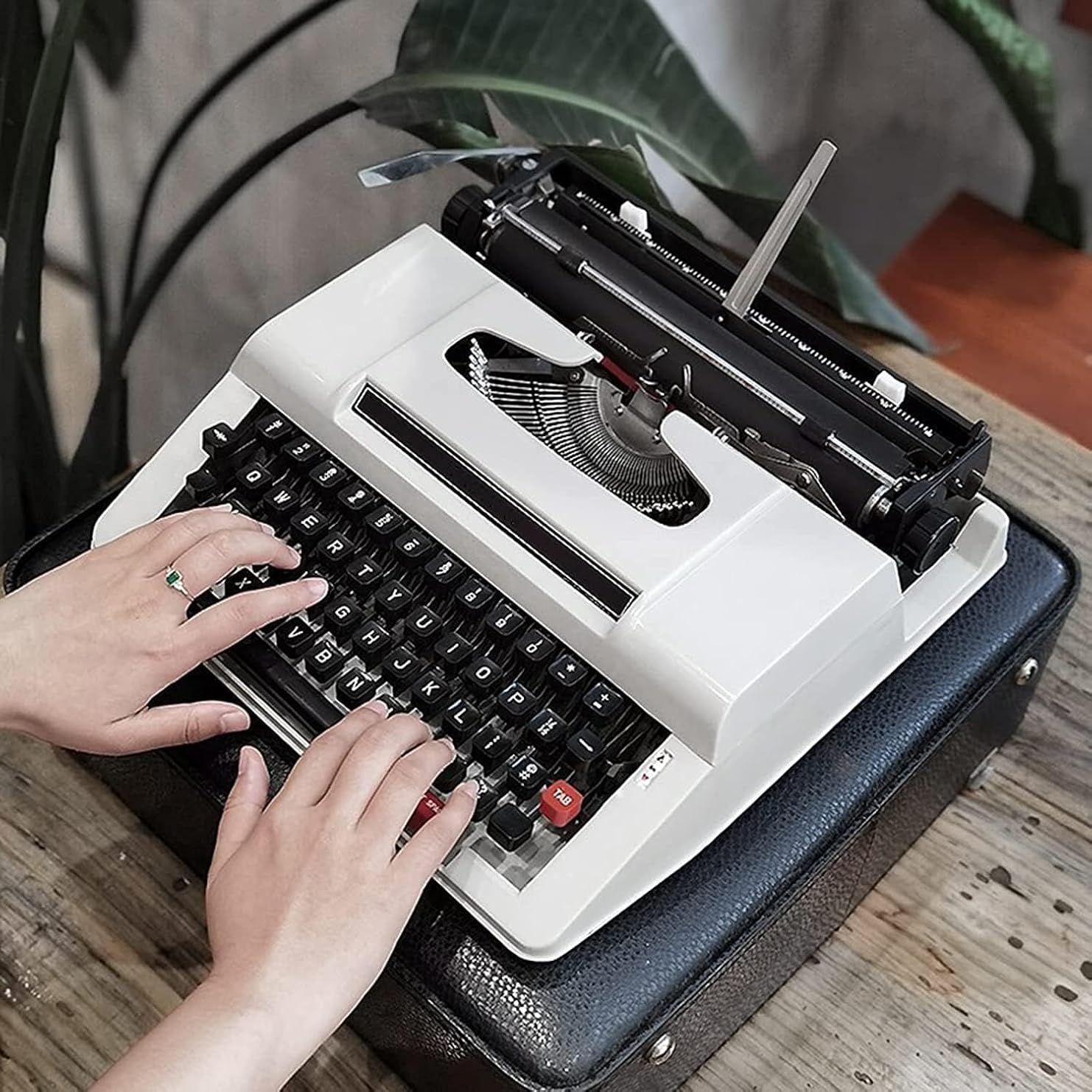 Manual Typewriter - Retro Style Classic Word Processor for Writing Novels Anywhere – Portable and Easy to Use, Perfect for Creative Projects and Nostalgic Typing Experiences