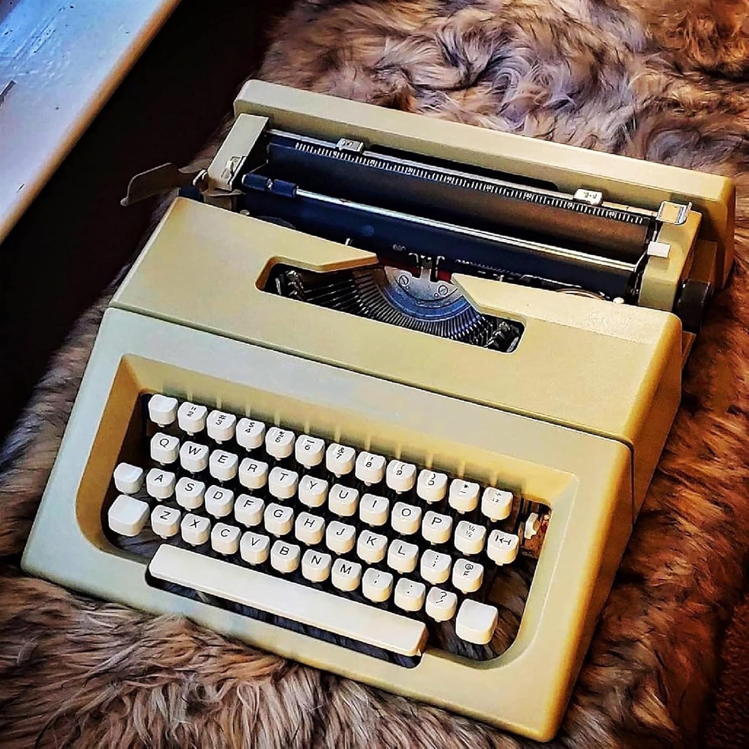 Traditional Manual Typewriter, Old Fashioned Normal Use Vintage Portable Gift Collectibles Machinery Typewriter for Note Taking, Letters, Memoirs