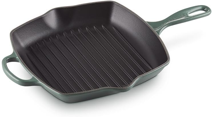 Le Creuset Signature Enamelled Cast Iron Grillit Frying Pan With Helper Handle and Two Pouring Lips, For All Hob Types and Ovens, 26 cm, Artichaut, 20183267950422