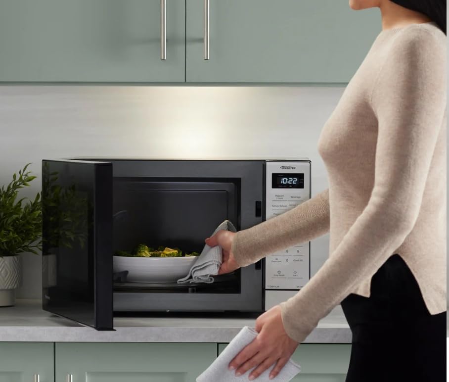 Panasonic 1.2 cu. ft. Inverter Microwave 1250W - NN-SN68QB (Renewed)