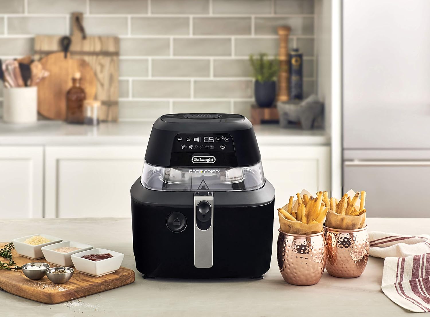De'Longhi Rapid Crisp Air Fryer, 5-Quart, 1700-Watt XL Cooker, Fries, Crisps, Roasts, Bakes, 5 Preset Functions, Pizza Setting, Up to 20% Faster Cooking, Easy Clean Nonstick, 360° Viewing, Black