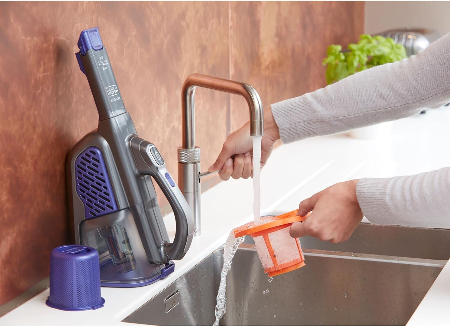 BHHV520BFP-QW - Aspirador de Mano GEN 11 Especial para mascotas con tecnología Smart TECH™ 18V 2,5Ah. Boquilla fina extensible y cepillo. Cargador Base.