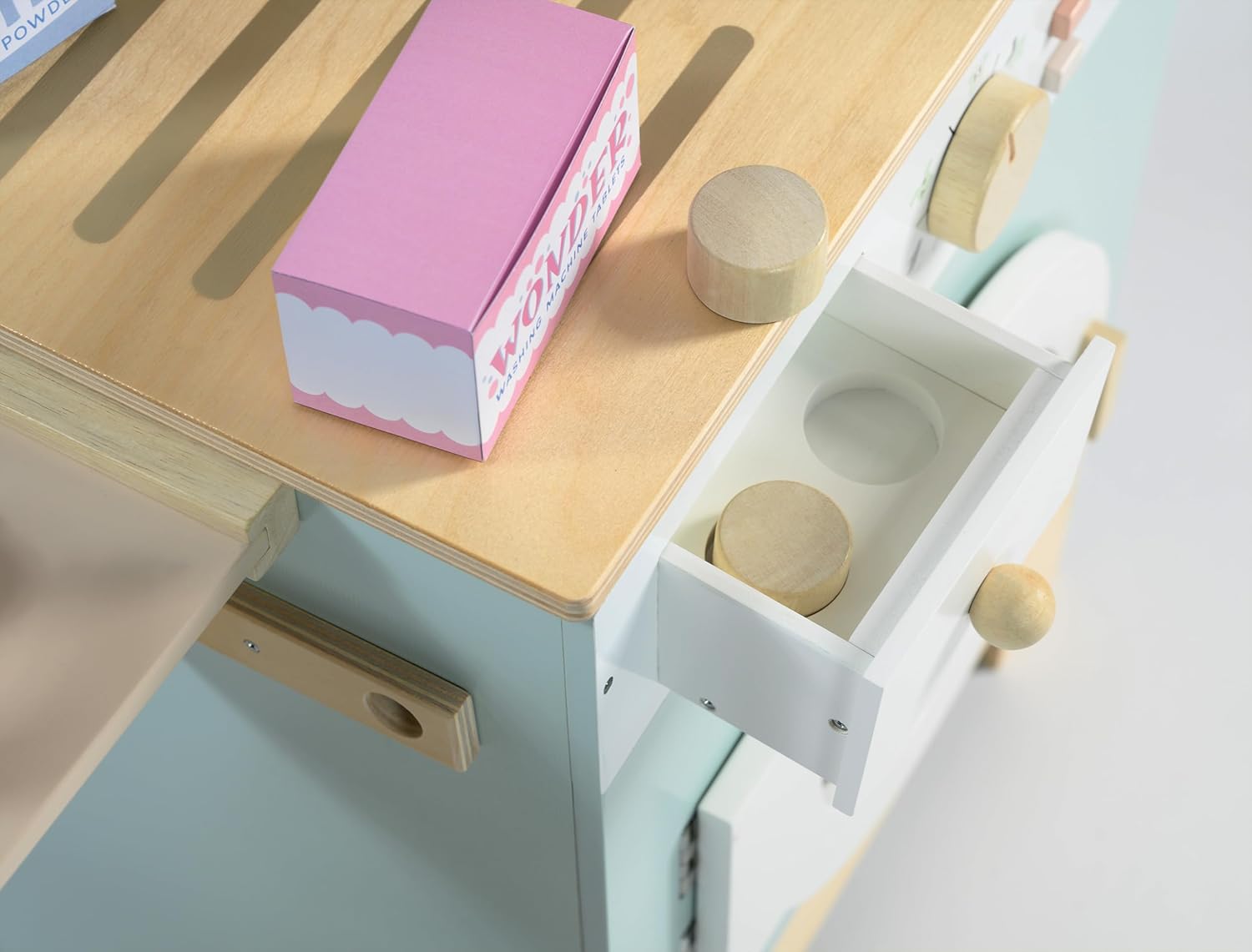 Tender Leaf Toys - Tender Leaf Laundrette - Wooden Laundry Play Set for Kids - Includes Washer/Dryer, Ironing Board, Basket, Pegs, and Accessories - Encourages Imaginative Role-Play - Age 3+