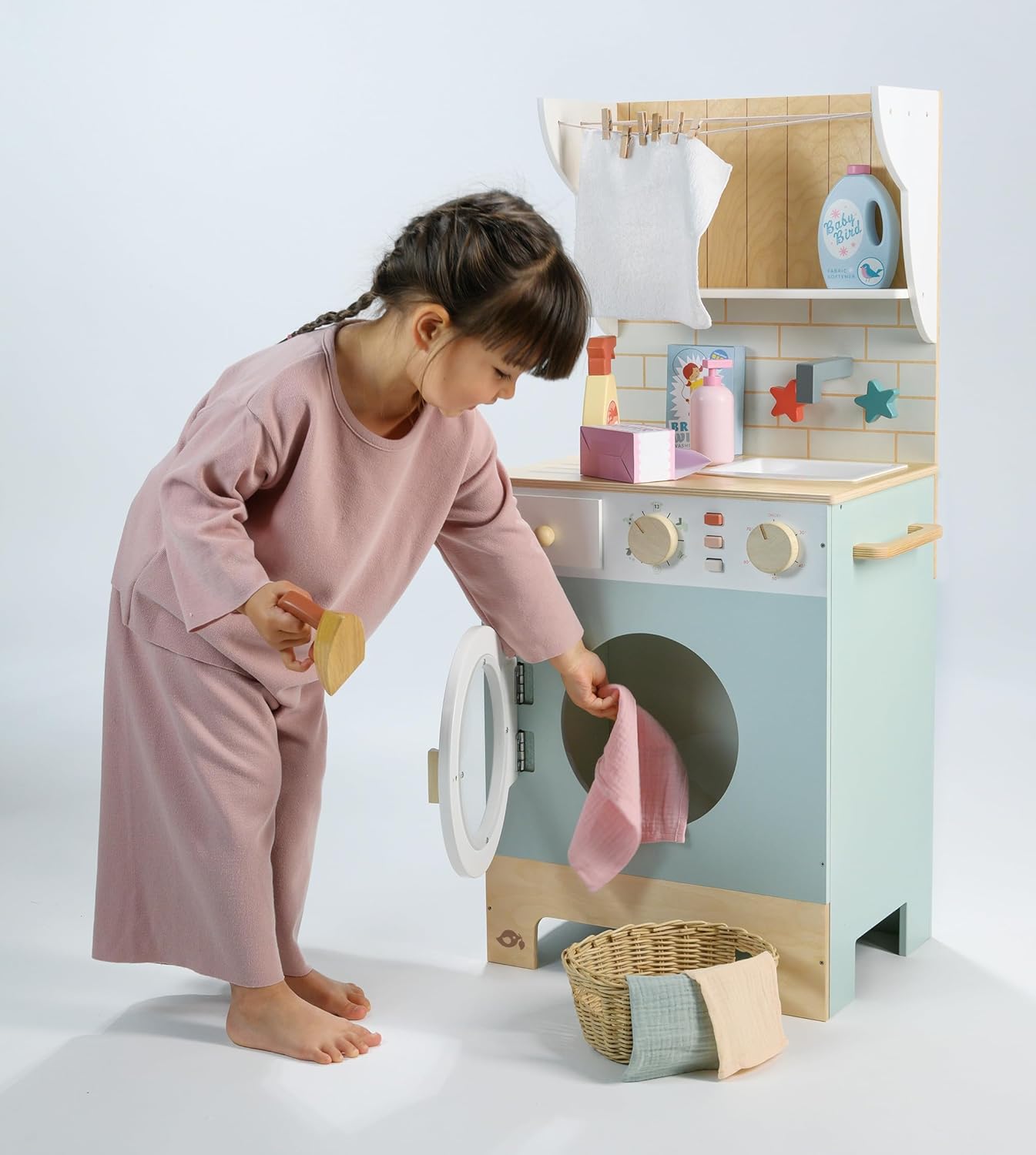 Tender Leaf Toys - Tender Leaf Laundrette - Wooden Laundry Play Set for Kids - Includes Washer/Dryer, Ironing Board, Basket, Pegs, and Accessories - Encourages Imaginative Role-Play - Age 3+