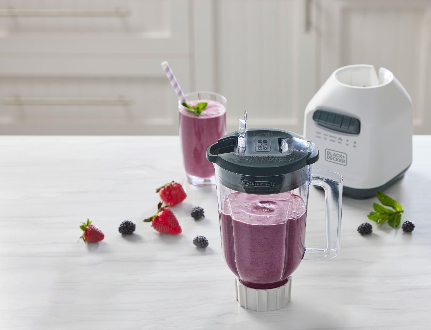 BLACK+DECKER 750W Ice Crushing Blender, 56oz PerfectPour Jar, 6-Tip Stainless Steel Blade, 8 Speeds + Pulse, White