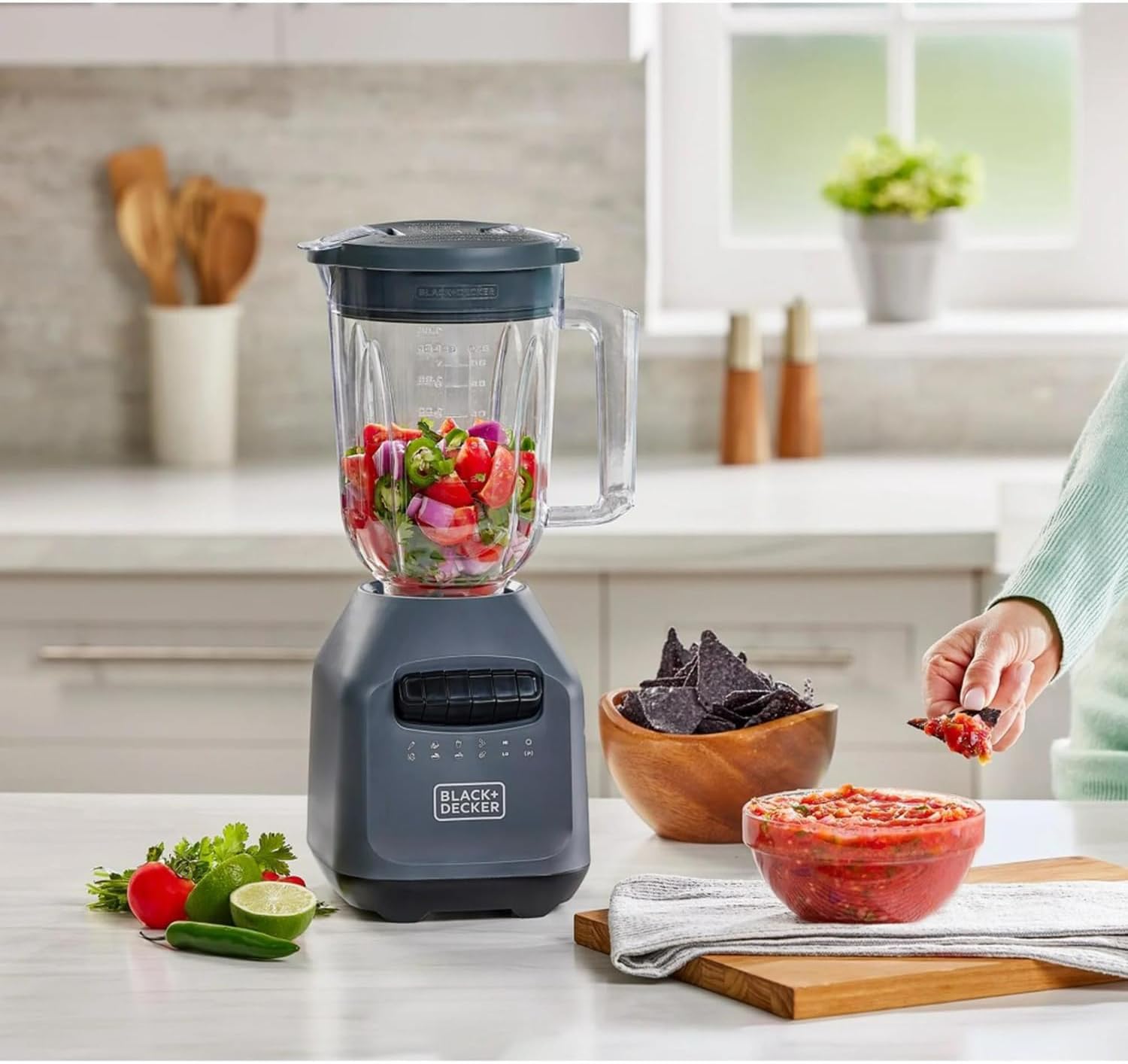 Ice Crush Blender with 56 Ounce (7 Cup) Perfect Pour Plastic Jar, Powerful 6-tip Stainless Steel Blade, 8-speeds plus Pulse, 700 Peak Watts of power, BL2209PB