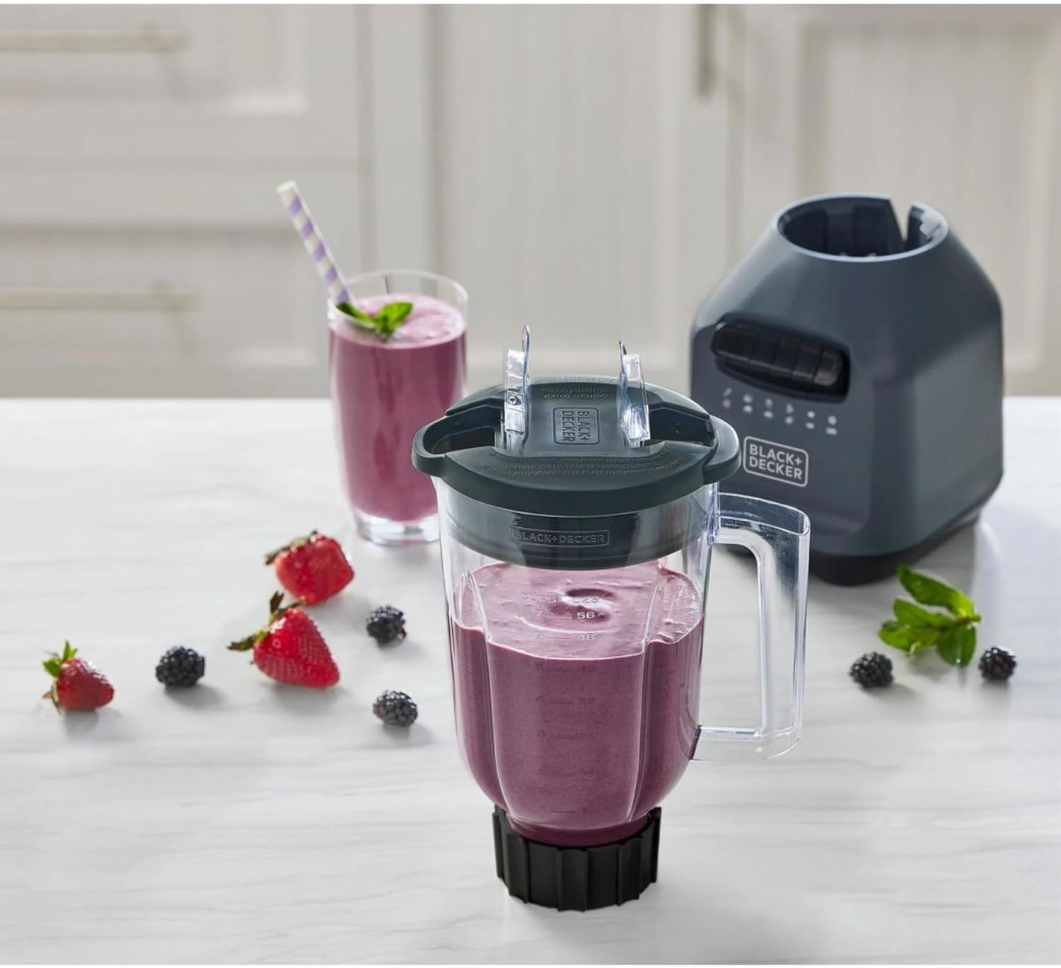 Ice Crush Blender with 56 Ounce (7 Cup) Perfect Pour Plastic Jar, Powerful 6-tip Stainless Steel Blade, 8-speeds plus Pulse, 700 Peak Watts of power, BL2209PB