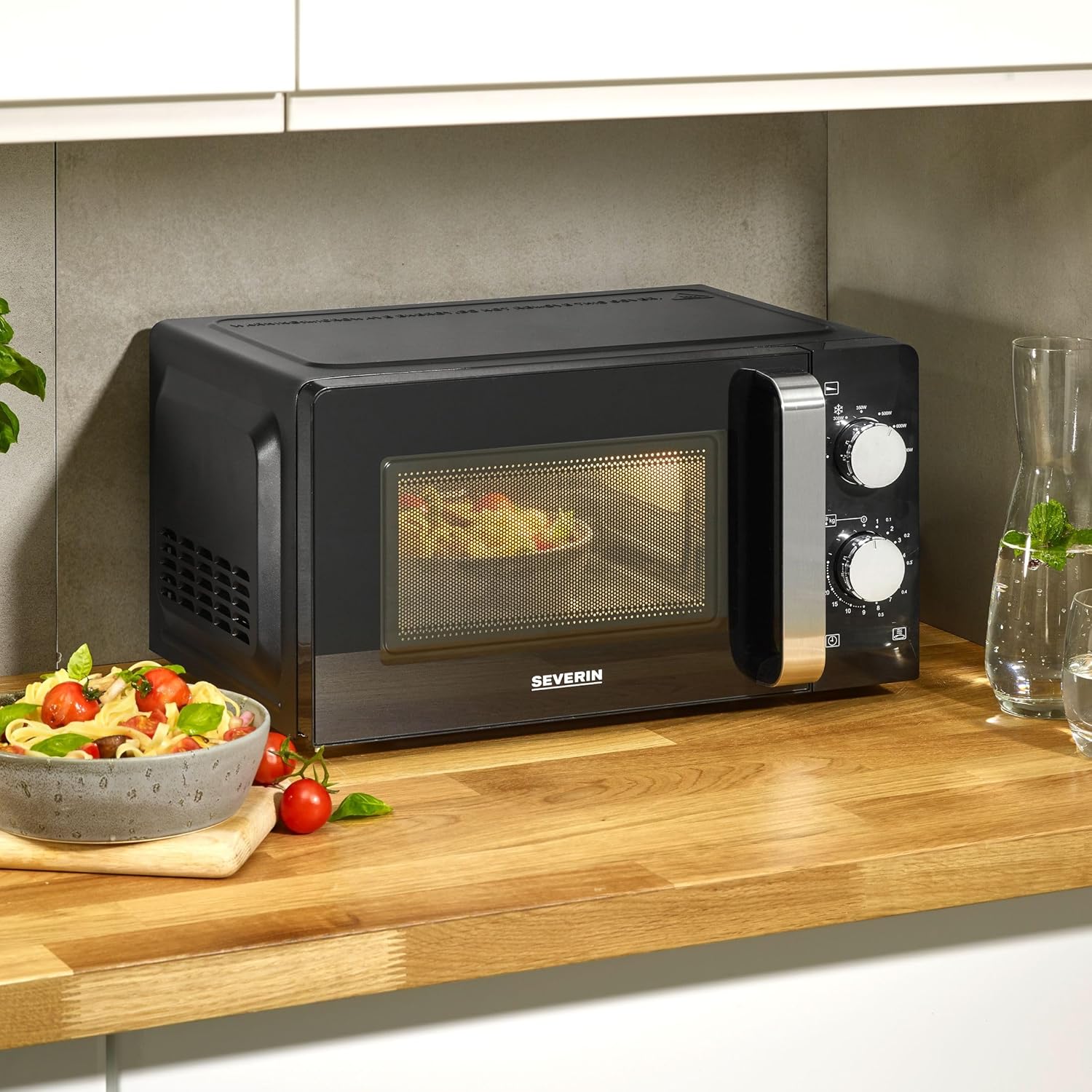 SEVERIN Mikrowelle Solo, Mikrowellengerät zum Auftauen und Erhitzen, mit Drehteller für gleichmäßige Wärmeverteilung, schwarz