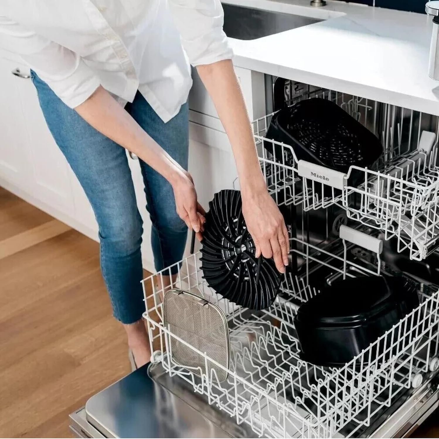 Ninja Foodi Pro 5-in-1 Indoor Integrated Smart Probe, 4-Quart Air Fryer, Roast, Bake, Dehydrate, an Cyclonic Grilling Technology, with 4 Steaks Capacity, in a Stainless Finish